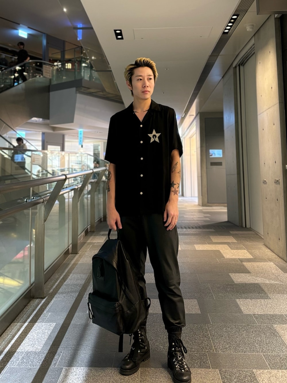 ブラック系のシャツ/ブラウス、ブラック系のバックパック/リュック、ブラック系のその他パンツを着用したメンズの秋コーディネートの2枚目の写真