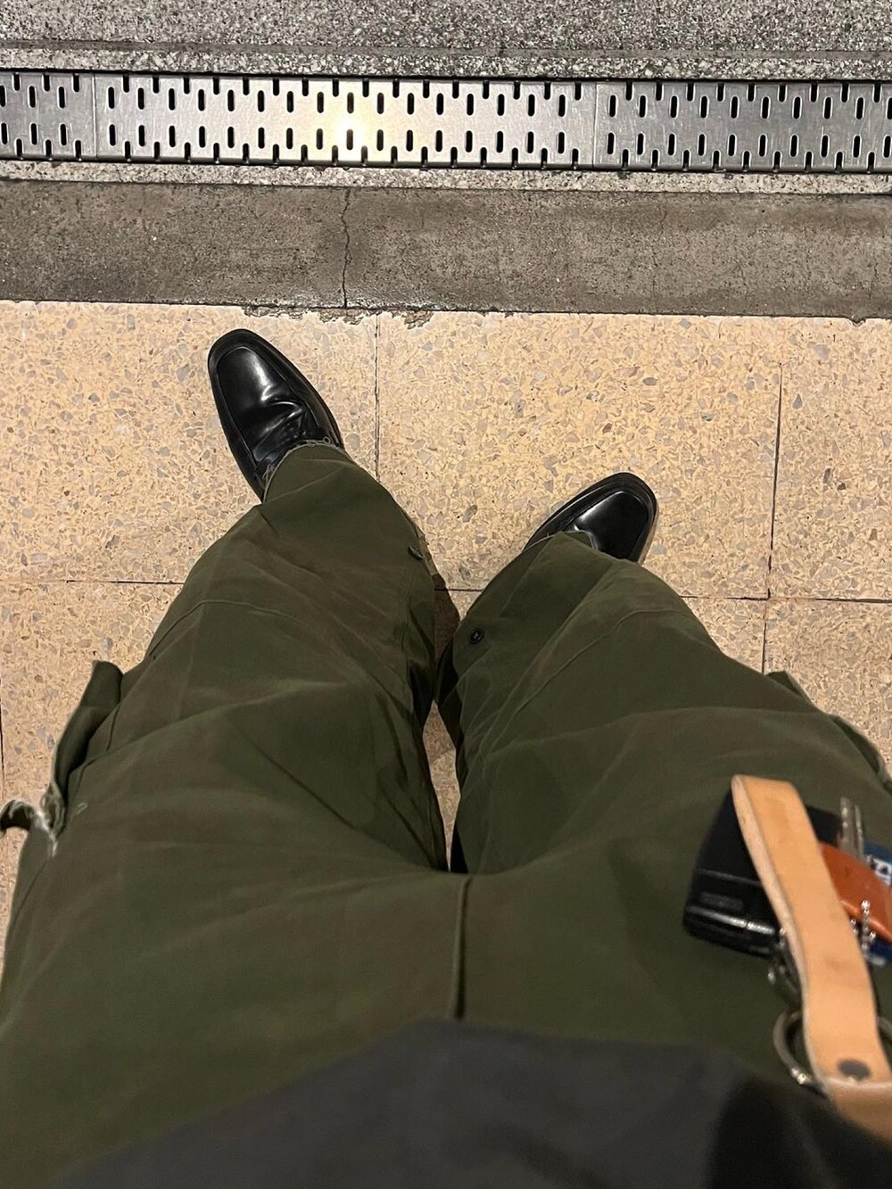 ブラック系のトップス、グリーン系のカーゴパンツを着用したメンズの秋コーディネートの3枚目の写真