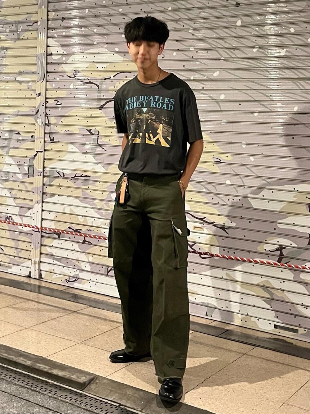 ブラック系のトップス、グリーン系のカーゴパンツを着用したメンズの秋コーディネートの2枚目の写真