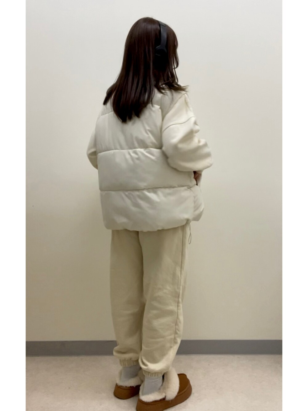 ベージュ系のスウェットパンツ、ホワイト系のスウェットを着用したレディースの冬コーディネートの2枚目の写真