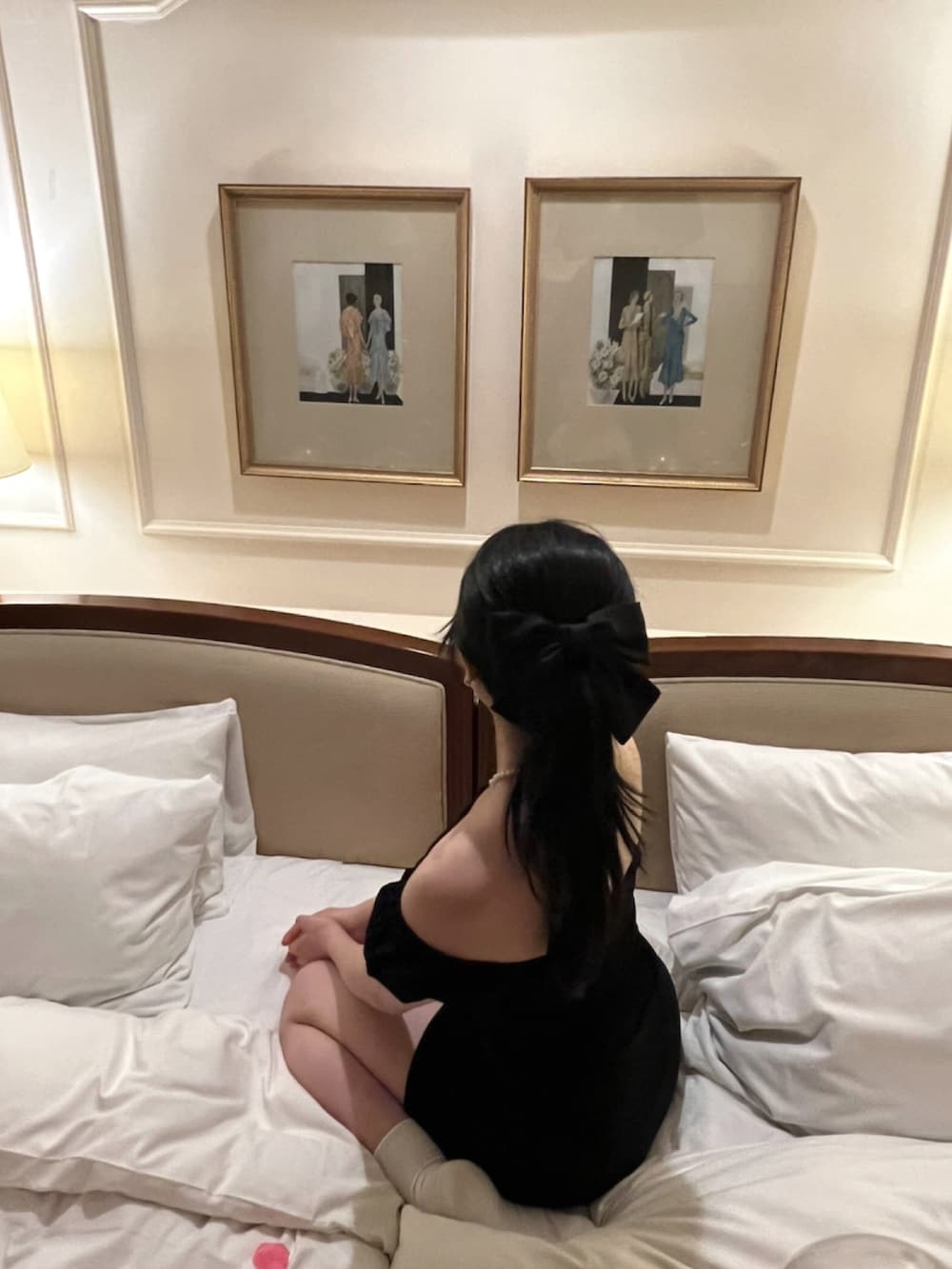 ブラック系のワンピース/ドレスを着用したレディースの秋コーディネートの2枚目の写真