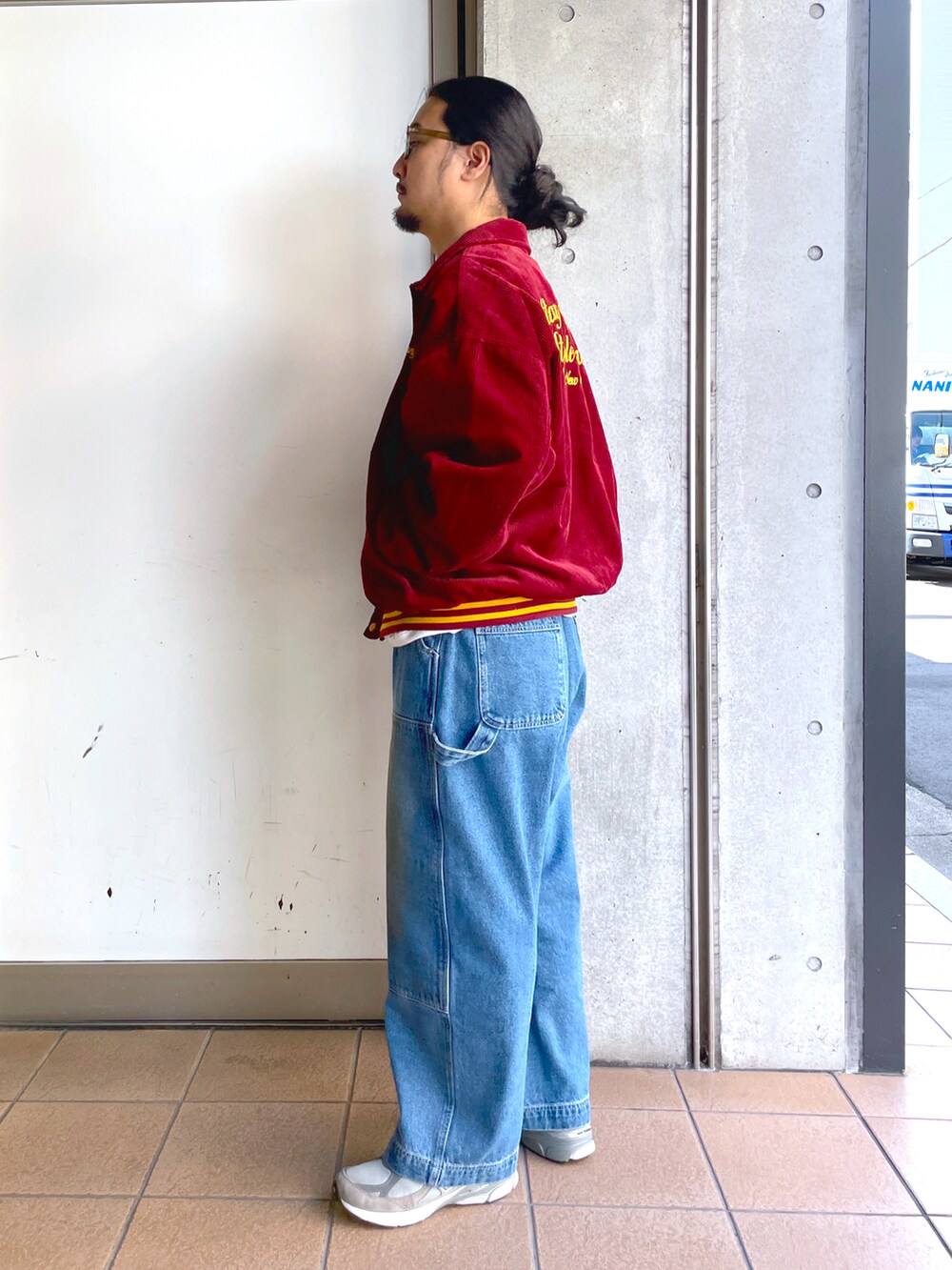 「秋コーデ、ゆるコーデ、秋のコーデ、スニーカー、おしゃれさんと繋がりたい、秋服コーデ、お洒落さんとつながりたい、ダブルニーパンツ、メンズファッション、アメカジ、ストリート、デニム、アメカジコーデ、秋カラー、大人カジュアル」｜「WEGOのWEGO/【23年秋冬新作】ヴィンテージコーデュロイスタジャン（スタジャン、レッド系）」を使った、maru.さん（メンズ・175cm）の秋コーディネートの2枚目の写真