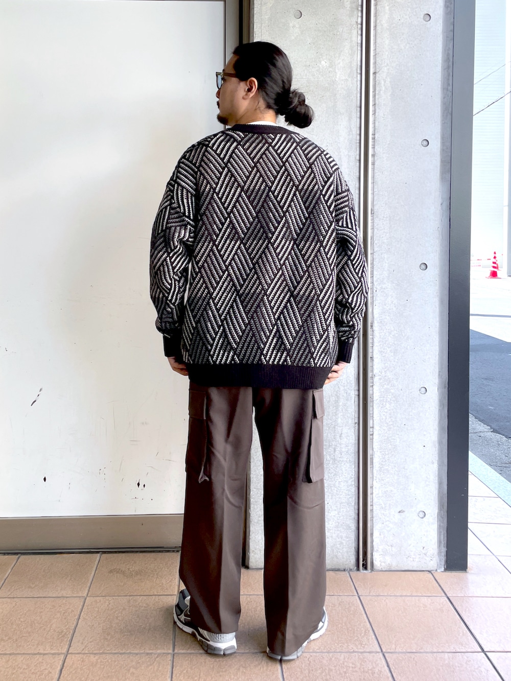 「秋のコーデ、秋服、オトナカジュアル、カジュアルコーデ、スニーカーコーデ、メンズコーデ、メンズファッション、シンプルスタイル、NIKE、ブラックコーデ、秋服コーデ、ブラウン、黒コーデ、休日コーデ」｜「WEGOのWEGO/【23年秋冬新作】ジオメトリックカーディガン（カーディガン/ボレロ、ブラック系）」を使った、maru.さん（メンズ・175cm）の秋コーディネートの2枚目の写真