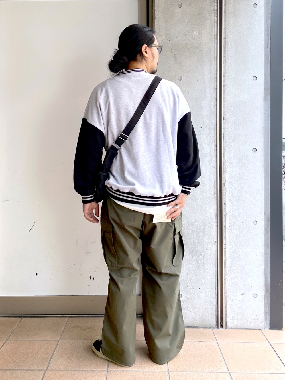 「秋服、オーバーサイズ、メンズファッション、カジュアルコーデ、ビッグシルエット、ラフコーデ、お出かけコーデ、オトナカジュアル、ストリート、秋、スニーカー、大人カジュアル、ストリートコーデ、カーキ、ミリタリー」｜「WEGOのWEGO/【23年秋冬新作】ヘビーウエイト刺繍バイカラープルオーバー（スウェット、グレー系）」を使った、maru.さん（メンズ・175cm）の秋コーディネートの3枚目の写真