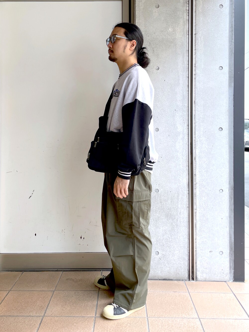 「秋服、オーバーサイズ、メンズファッション、カジュアルコーデ、ビッグシルエット、ラフコーデ、お出かけコーデ、オトナカジュアル、ストリート、秋、スニーカー、大人カジュアル、ストリートコーデ、カーキ、ミリタリー」｜「WEGOのWEGO/【23年秋冬新作】ヘビーウエイト刺繍バイカラープルオーバー（スウェット、グレー系）」を使った、maru.さん（メンズ・175cm）の秋コーディネートの2枚目の写真