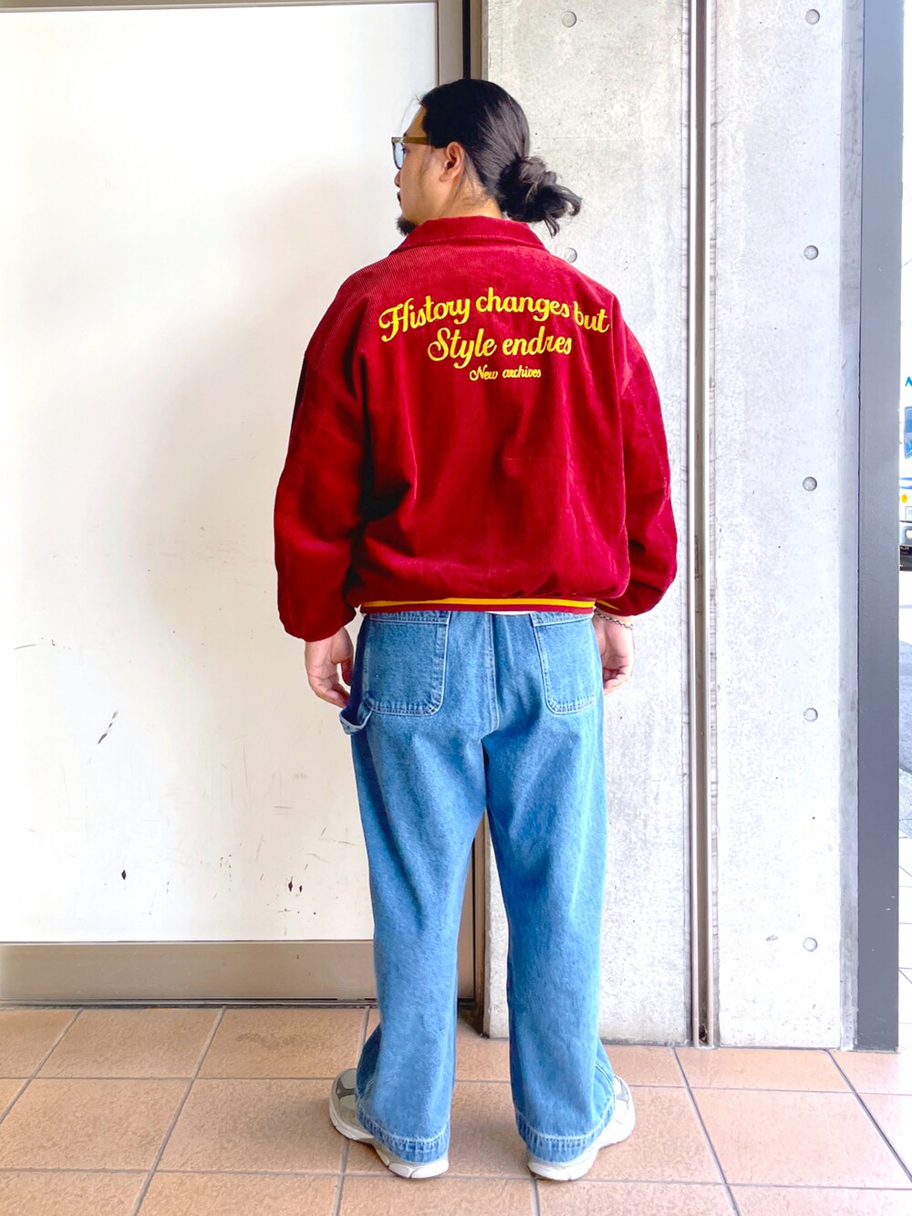 「秋コーデ、ゆるコーデ、秋のコーデ、スニーカー、おしゃれさんと繋がりたい、秋服コーデ、お洒落さんとつながりたい、ダブルニーパンツ、メンズファッション、アメカジ、ストリート、デニム、アメカジコーデ、秋カラー、大人カジュアル」｜「WEGOのWEGO/【23年秋冬新作】ヴィンテージコーデュロイスタジャン（スタジャン、レッド系）」を使った、maru.さん（メンズ・175cm）の秋コーディネートの3枚目の写真