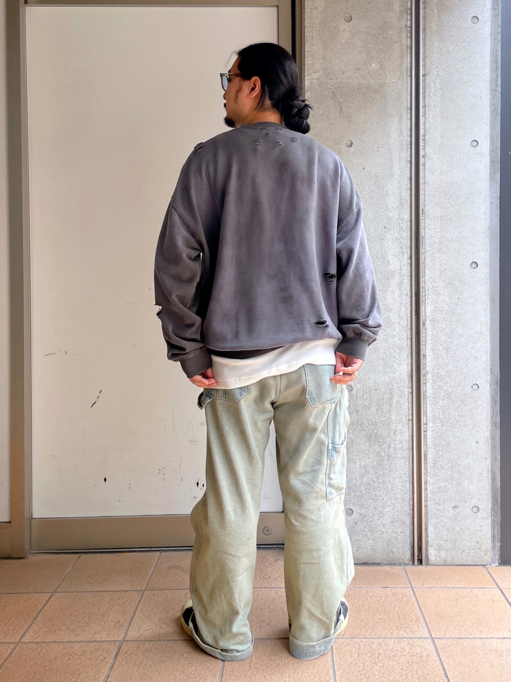 「休日コーデ、秋コーデ、シンプルスタイル、オトナカジュアル、大人コーデ、スウェット、スウェットコーデ、デニム、デニムパンツ、デニムワイドパンツ、adidas、ダメージ加工、ダメージスウェット、ヴィンテージ加工、wego_ootd」｜「WEGOのWEGO/【23年秋冬新作】ヴィンテージライクダメージプルオーバー（スウェット、ブラック系）」を使った、maru.さん（メンズ・175cm）の秋コーディネートの3枚目の写真