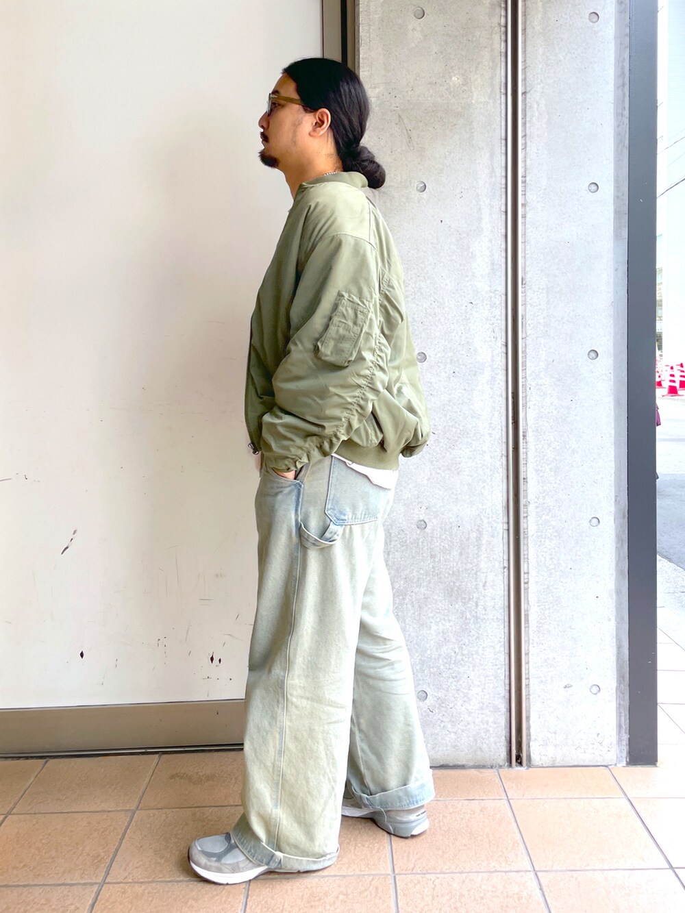 「秋のコーデ、ラフ、シンプルコーデ、スニーカー、リラックススタイル、ストリート、秋服、シンプル、秋冬コーデ、古着MIX、ミリタリー、MA-1、デニム、デニムパンツ、秋服まるっと大公開」｜「WEGOのWEGO/【23年秋冬新作】ヴィンテージライクMA-1（MA-1、グリーン系）」を使った、maru.さん（メンズ・175cm）の秋コーディネートの2枚目の写真