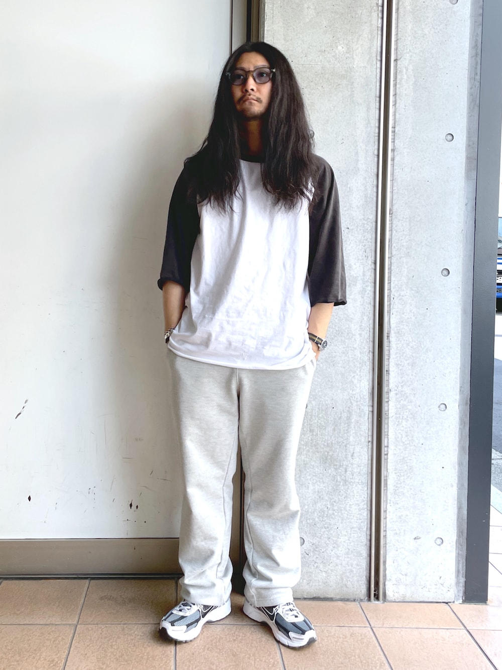 「秋コーデ、休日スタイル、大人カジュアル、秋冬コーデ、秋、お出かけコーデ、きれいめカジュアル、スニーカー、NIKE、カーディガン、スウェットパンツ、ニットコーデ、定番、シンプル、プチプラ」｜「WEGOの★WEGO/モヘアライクBIGカーディガン（カーディガン/ボレロ、ブルー系）」を使った、maru.さん（メンズ・175cm）の秋コーディネートの2枚目の写真