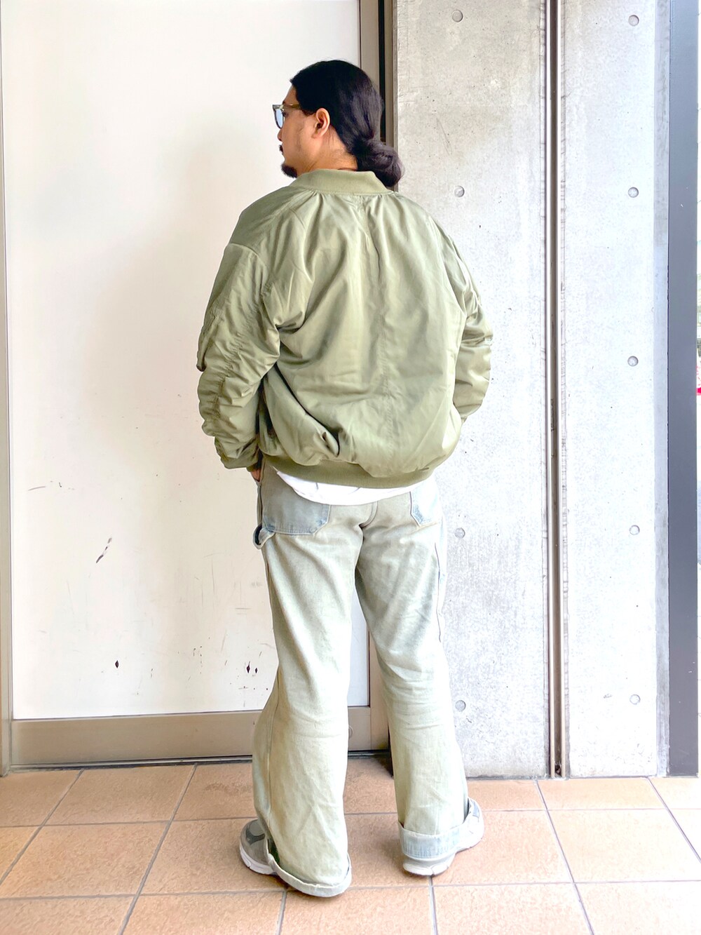 「秋のコーデ、ラフ、シンプルコーデ、スニーカー、リラックススタイル、ストリート、秋服、シンプル、秋冬コーデ、古着MIX、ミリタリー、MA-1、デニム、デニムパンツ、秋服まるっと大公開」｜「WEGOのWEGO/【23年秋冬新作】ヴィンテージライクMA-1（MA-1、グリーン系）」を使った、maru.さん（メンズ・175cm）の秋コーディネートの3枚目の写真