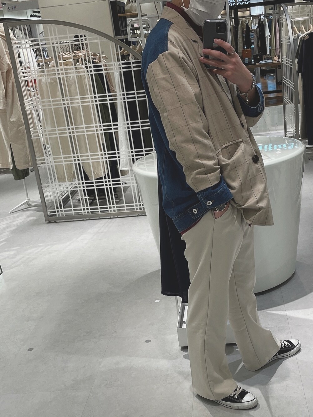 「Magniraff、GROBAL WORK、converse、コンバース、ホワイトパンツ、春コーデ、agnes b.、きれいめカジュアル」｜「GLOBAL WORKのオックスポケカエシャツ長袖/796519（シャツ/ブラウス、レッド系）」を使った、shionさん（メンズ・174cm）の春コーディネートの2枚目の写真
