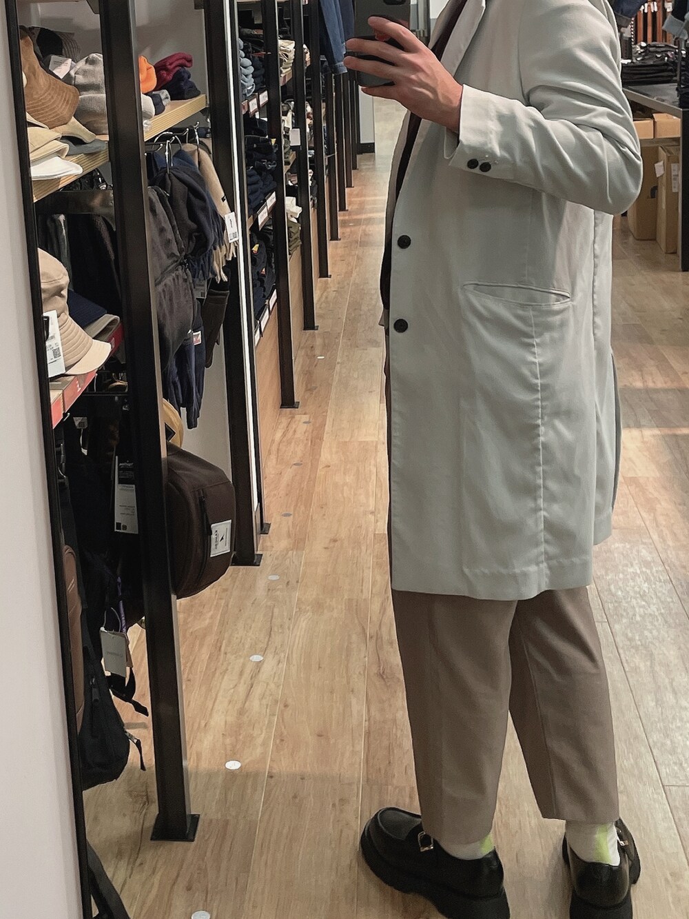 「コート、ローファー、HARE、GU、BEAUTY&YOUTH UNITED ARROWS、秋コーデ、ブラウン×ホワイト、UNITED TOKYO、shiki tokyo」｜「shiki tokyoのHigh sole volume loafers  / ハイソールボリュームローファー（ローファー、ブラック系）」を使った、shionさん（メンズ・174cm）の秋コーディネートの2枚目の写真