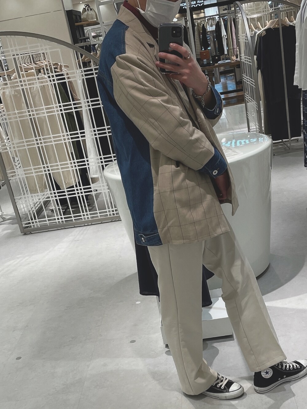 「Magniraff、GROBAL WORK、converse、コンバース、ホワイトパンツ、春コーデ、agnes b.、きれいめカジュアル」｜「GLOBAL WORKのオックスポケカエシャツ長袖/796519（シャツ/ブラウス、レッド系）」を使った、shionさん（メンズ・174cm）の春コーディネートの3枚目の写真