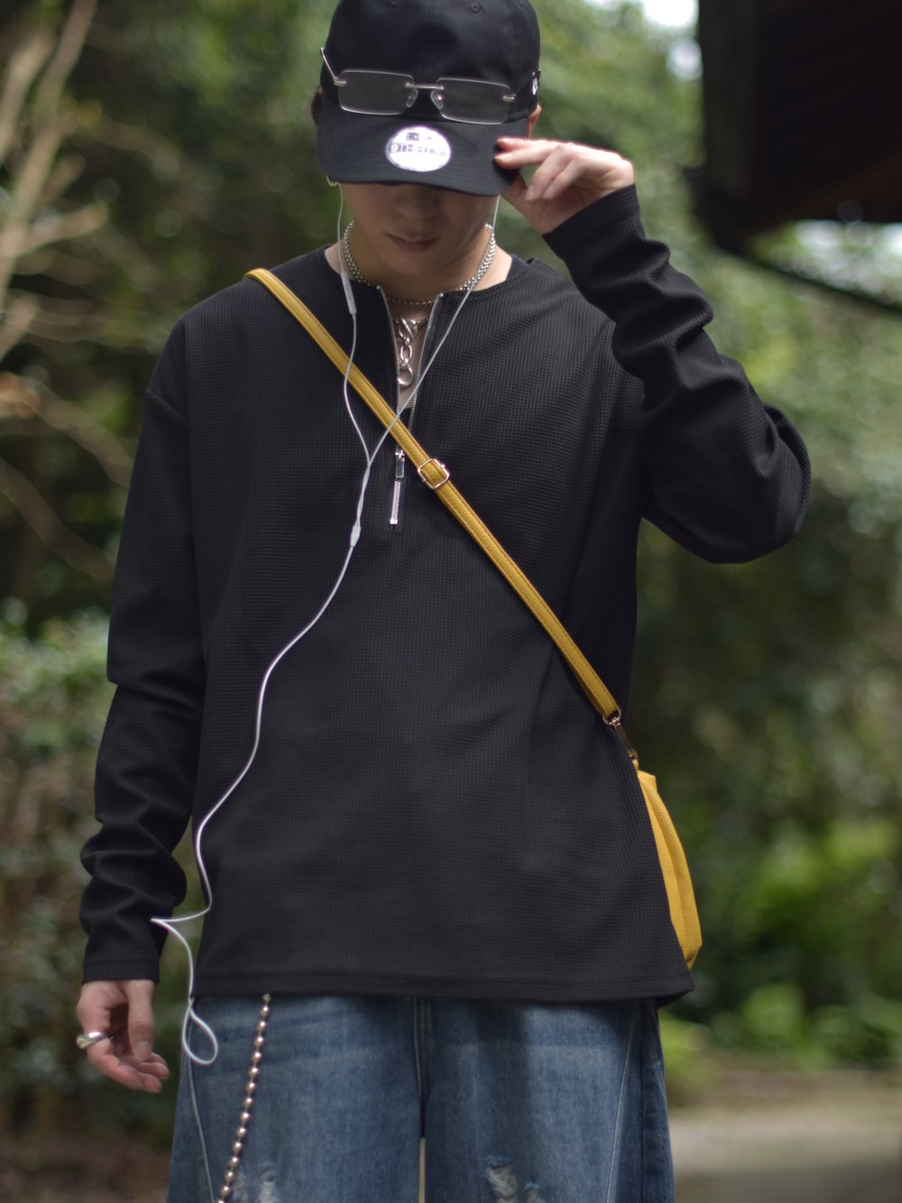 ブラック系のローファー、ブラック系のTシャツ/カットソー、ブルー系のデニムパンツを着用したメンズの秋コーディネートの4枚目の写真