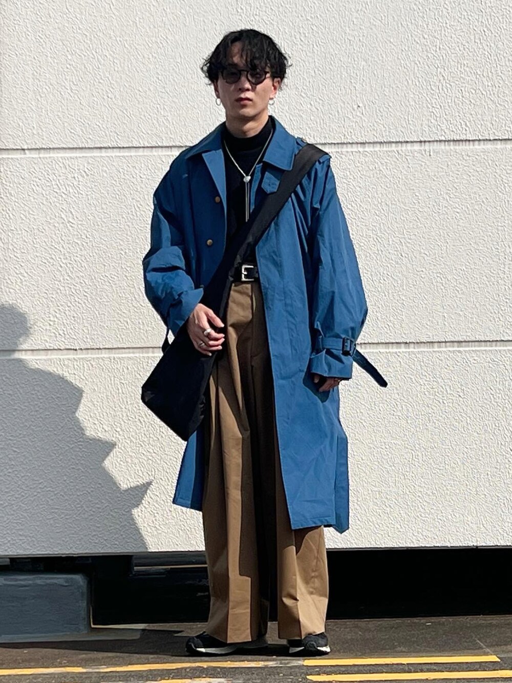 「オトナカジュアル、きれいめカジュアル、モード、春服、トレンチコート、ワイドパンツ、ブルー、ベージュ、GU、スニーカー、New Balance、低身長、オーバーサイズ、メガネ男子、シルバーアクセサリー」｜「clessteのアイテム（トートバッグ、ブラック系）」を使った、熊谷一平さん（骨格ウェーブ・メンズ・165cm）の春コーディネートの4枚目の写真