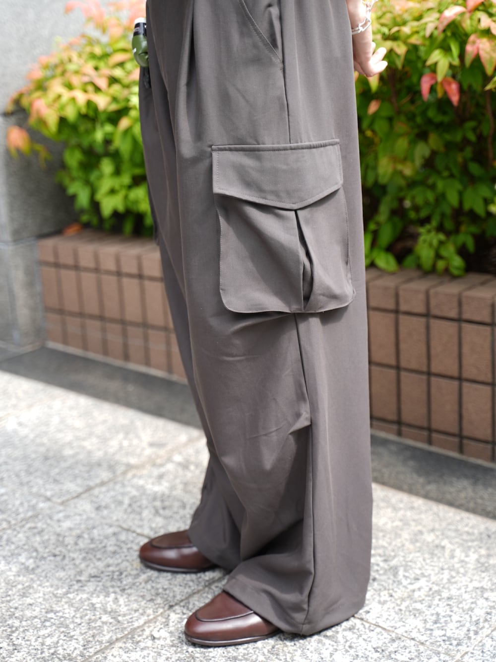 ブラック系のタンクトップ、ブラック系のTシャツ/カットソー、グレー系のその他パンツを着用したメンズの夏コーディネートの3枚目の写真