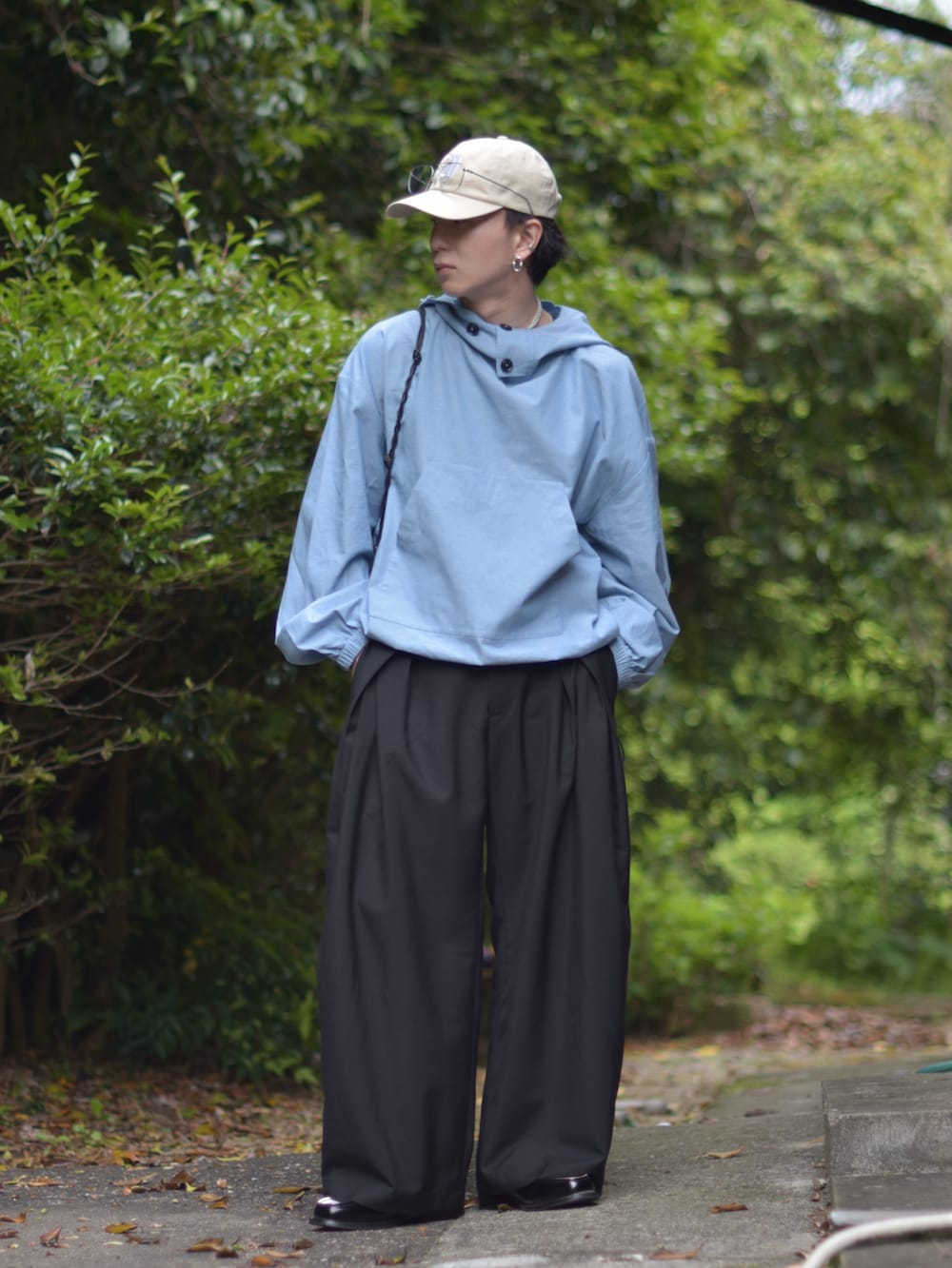 「ワイドパンツ、ローファー、韓国ファッション、シンプルコーデ、きれいめカジュアル、休日スタイル、お出かけコーデ、キャップ、ショルダーバッグ、アノラックパーカー、低身長コーデ、スポーツミックス、春夏コーデ、春コーデ、淡色コーデ」｜「NO NEEDの【 NO NEED by 215ot_ 】シャンブレーアノラック（シャツ/ブラウス、ブルー系）」を使った、熊谷一平さん（骨格ナチュラル・メンズ・165cm）の春コーディネートの2枚目の写真