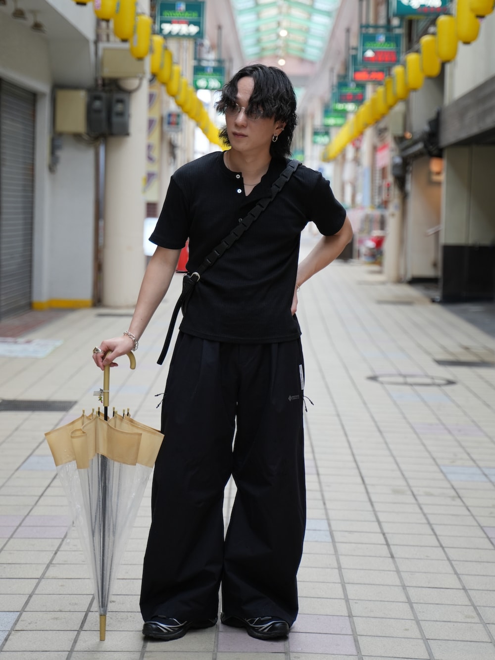 ブラック系のTシャツ/カットソー、ブラック系のタンクトップ、ブラック系のショルダーバッグを着用したメンズの夏コーディネートの2枚目の写真