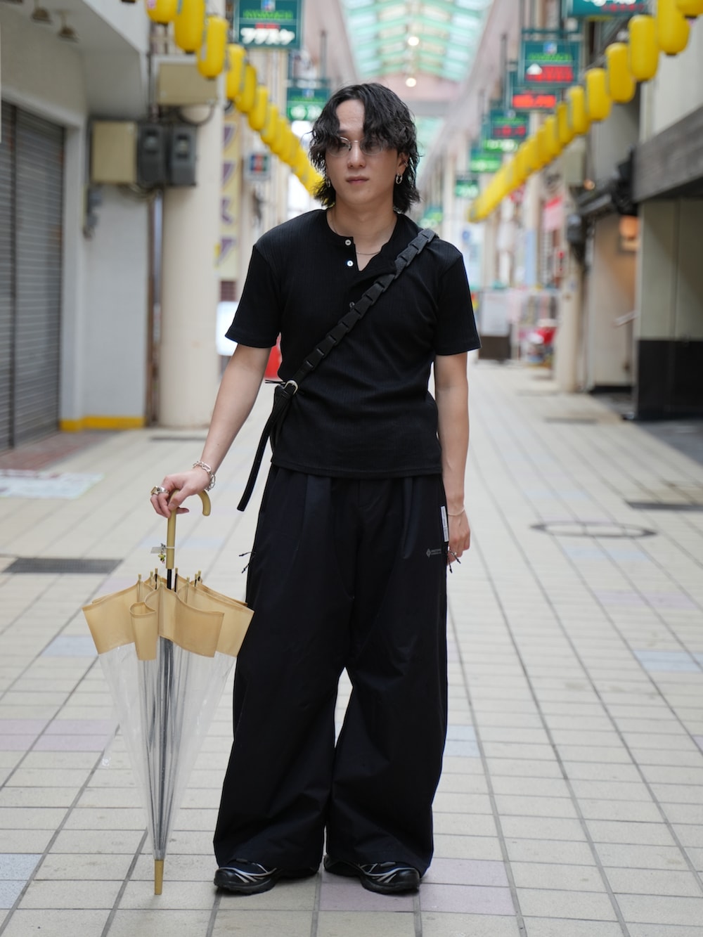 ブラック系のTシャツ/カットソー、ブラック系のタンクトップ、ブラック系のショルダーバッグを着用したメンズの夏コーディネートの4枚目の写真