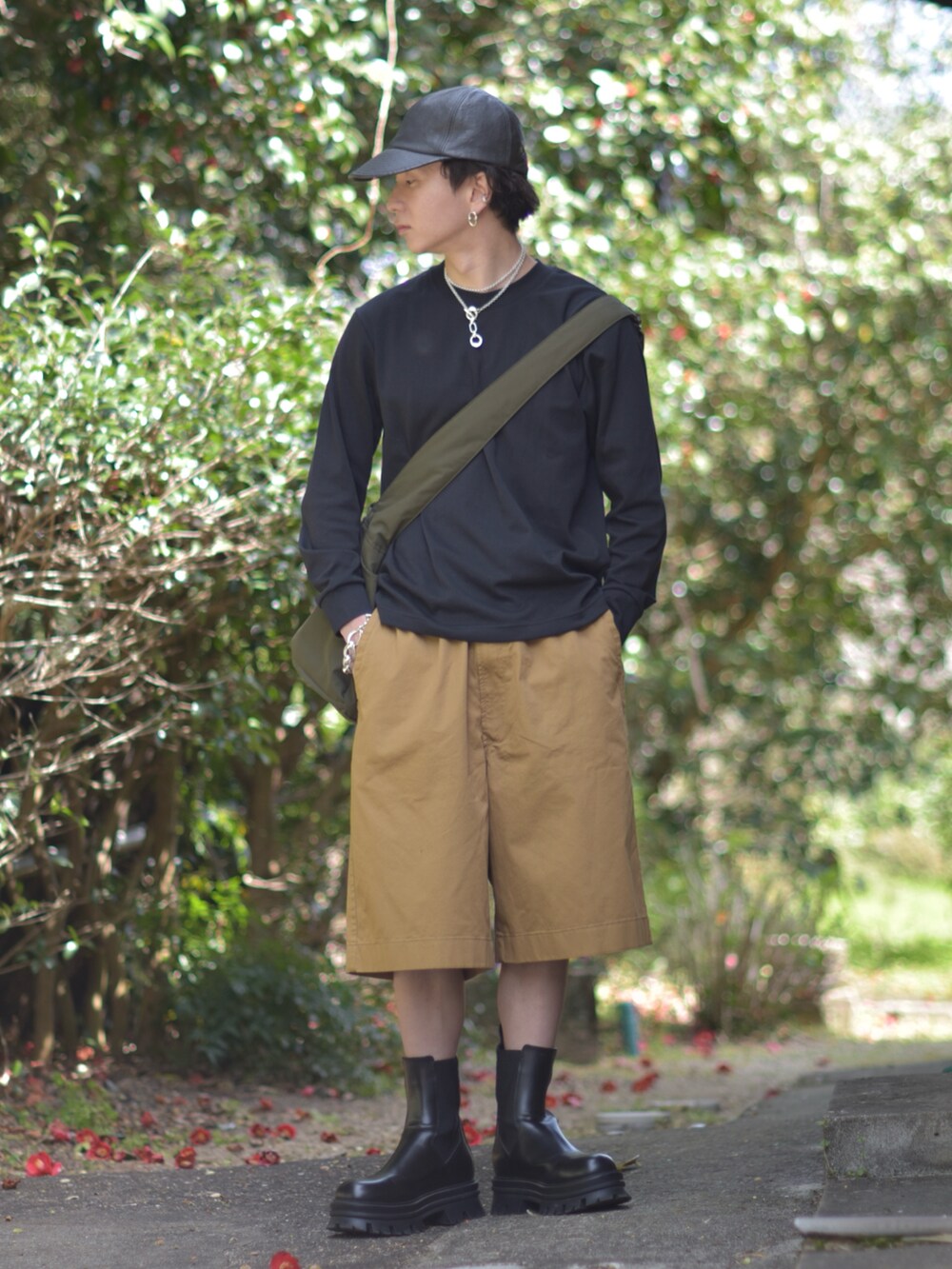 「ロンT、ハーフパンツ、キャップ、ショルダーバッグ、ブーツ、デートコーデ、お出かけコーデ、休日スタイル、春コーデ、低身長、大人カジュアル、シンプルコーデ、春夏コーデ、プチプラ、アウトドアスタイル」｜「La Maison de Lyllisのアイテム（キャップ、ブラック系）」を使った、熊谷一平さん（骨格ナチュラル・メンズ・165cm）の春コーディネートの5枚目の写真