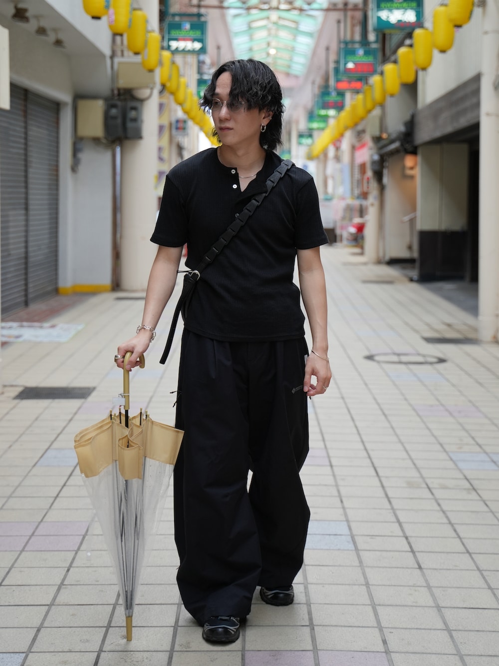 ブラック系のTシャツ/カットソー、ブラック系のタンクトップ、ブラック系のショルダーバッグを着用したメンズの夏コーディネートの3枚目の写真
