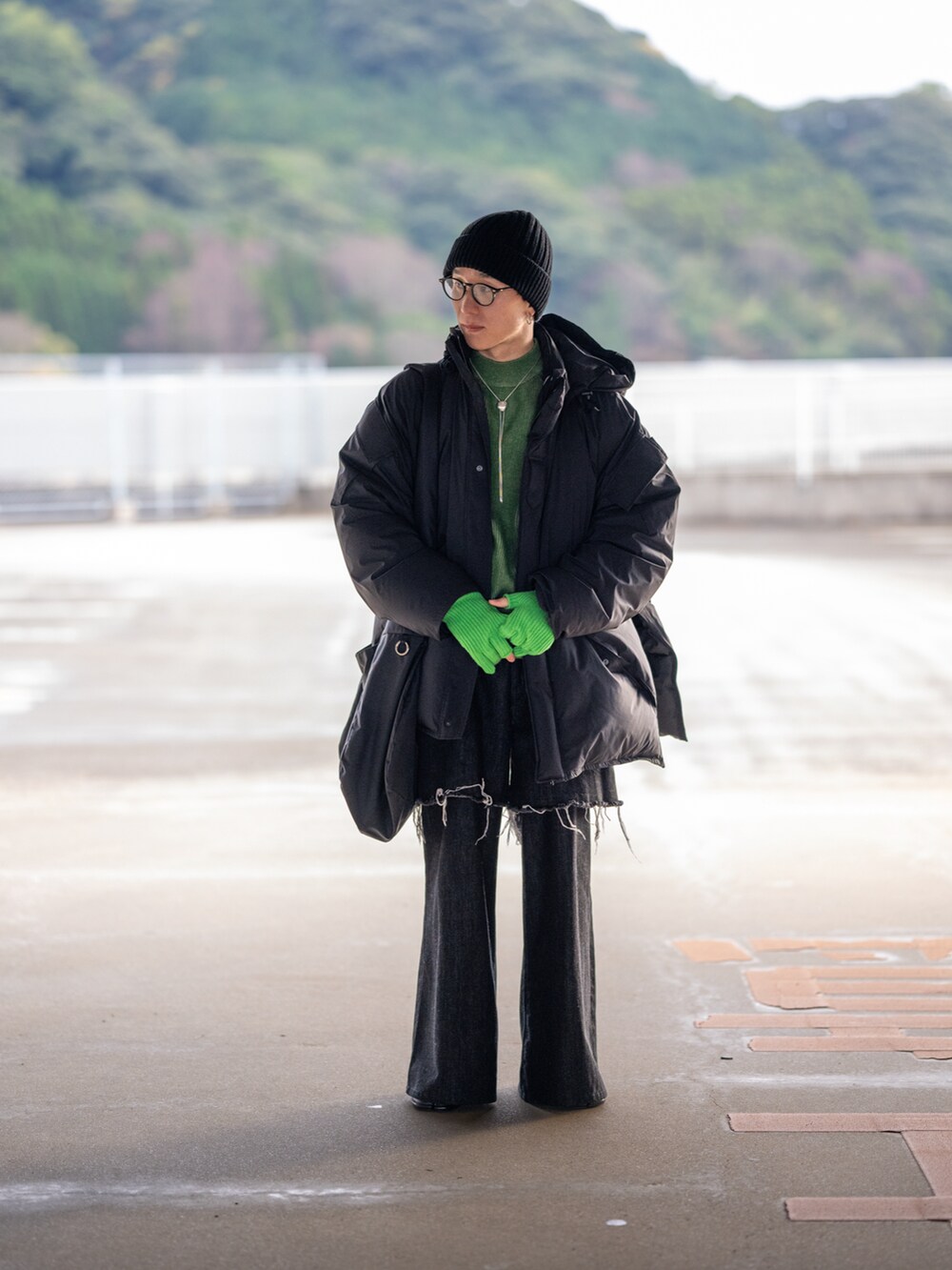 「新星WEARISTAにエントリー、WEARyouthコーデ、マイベストコーデ2023、クリスマスに着たい服、冬コーデ、きれいめカジュアル、ニット帽、デニム、ダウンジャケット、低身長、お出かけコーデ、ニット、レイヤードスタイル、手袋、大人カジュアル」|「UNIQLOのアイテム(ニットキャップ/ビーニー、ブラック系)」を使った、熊谷一平さん(骨格ウェーブ・メンズ・165cm)の冬コーディネートの4枚目の写真
