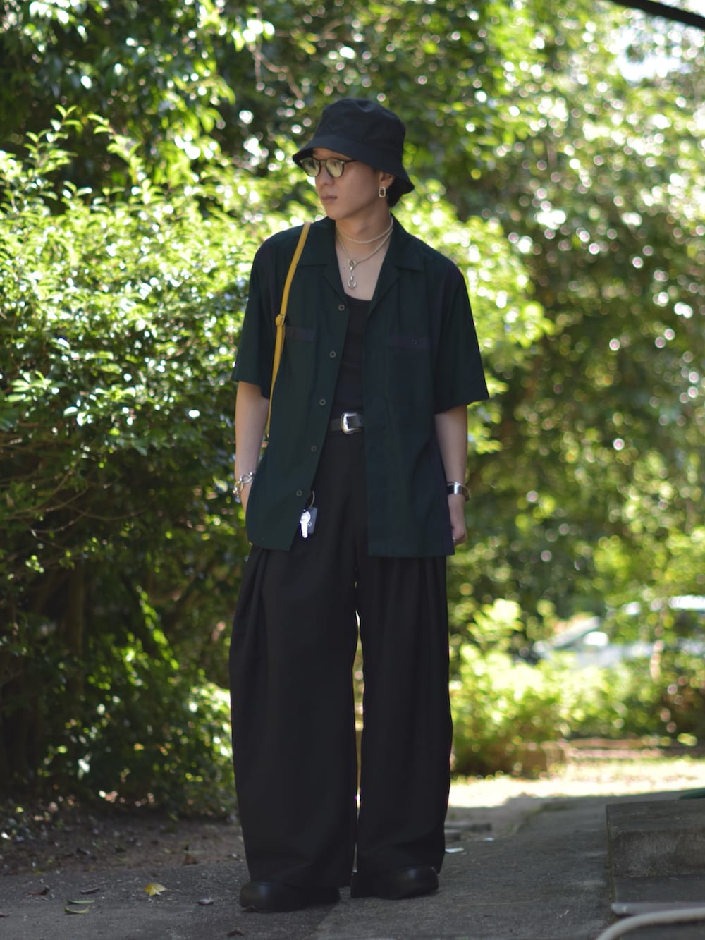 「やっぱり帽子が好き、バケットハット、シャツスタイル、オープンカラーシャツ、ワイドパンツ、サンダル、夏コーデ、低身長コーデ、プチプラ、古着MIX、デートコーデ、ショルダーバッグ、お出かけコーデ、大人カジュアル、きれいめカジュアル」｜「KIJIMA TAKAYUKIのアイテム（ハット、ブラック系）」を使った、熊谷一平さん（骨格ナチュラル・メンズ・165cm）の春コーディネートの2枚目の写真