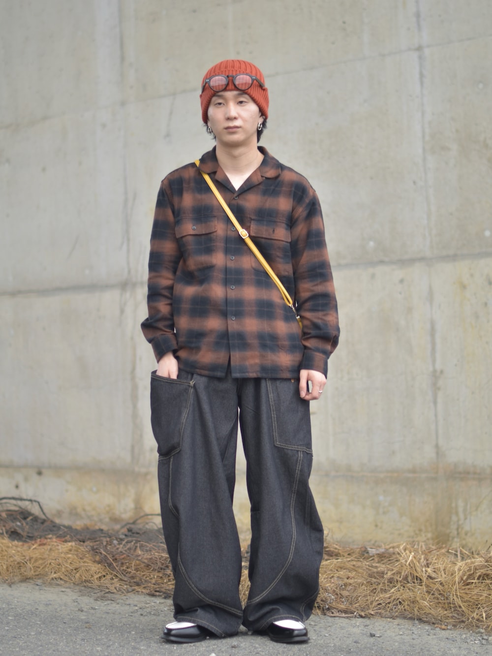 ブラック系のローファー、ブラウン系のシャツ/ブラウス、ブラック系のデニムパンツを着用したメンズの秋コーディネートの5枚目の写真