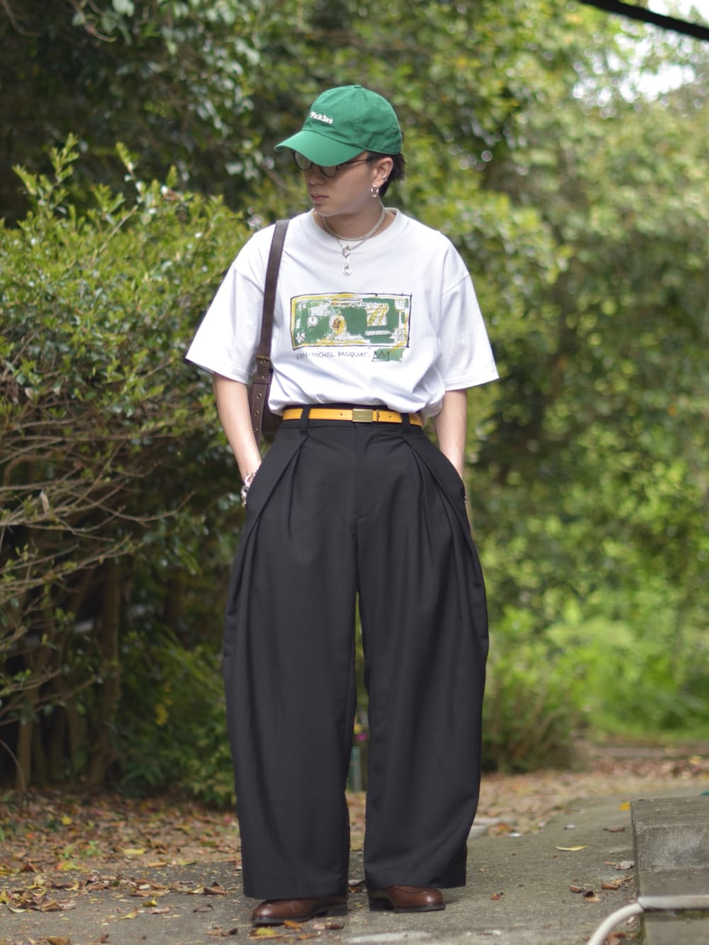 「夏コーデ、Tシャツ、ローファー、タックイン、ワイドパンツ、ショルダーバッグ、きれいめカジュアル、お出かけコーデ、休日スタイル、低身長コーデ、メガネ男子、キャップ、韓国ファッション、シンプルコーデ、古着MIX」｜「UNIQLOのアイテム（Tシャツ/カットソー、ホワイト系）」を使った、熊谷一平さん（骨格ナチュラル・メンズ・165cm）の春コーディネートの3枚目の写真
