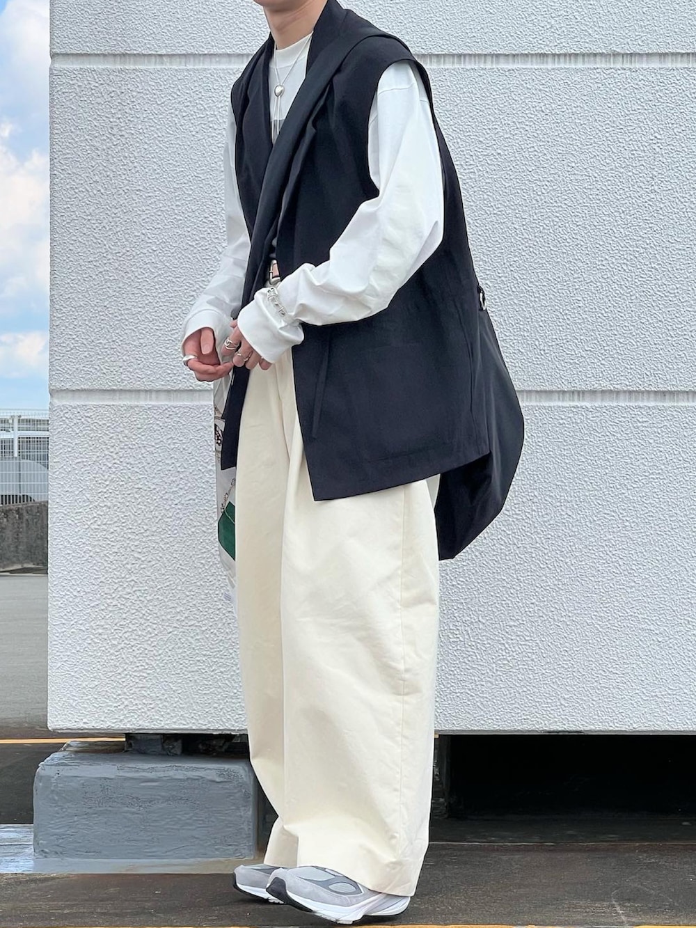 「初夏コーデ、低身長コーデ、休日スタイル、スカーフ、きれいめカジュアル、スニーカー、ジレベスト、プリントT、オーバーサイズ、春夏コーデ、シルバーアクセサリー、New Balance、白パンツ、ワイドパンツ、WEARyouthコーデ」｜「Ellno Losetのアソート柄スカーフ（バンダナ/スカーフ、グリーン系）」を使った、熊谷一平さん（骨格ウェーブ・メンズ・165cm）の夏コーディネートの2枚目の写真