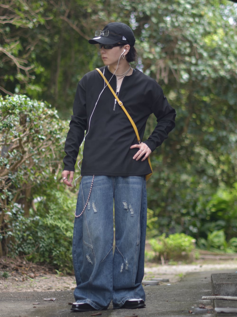 ブラック系のローファー、ブラック系のTシャツ/カットソー、ブルー系のデニムパンツを着用したメンズの秋コーディネートの5枚目の写真