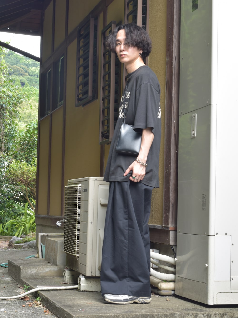 「夏コーデ、お出かけコーデ、プチプラ、WEARyouthコーデ、低身長コーデ、Tシャツ、ロゴT、ワイドパンツ、ショルダーバッグ、スニーカー、モノトーン、デートコーデ、ファッションを楽しもう、スポーツミックス、ブラックコーデ」｜「blurhmsのアイテム（Tシャツ/カットソー、ブラック系）」を使った、熊谷一平さん（骨格ウェーブ・メンズ・165cm）の夏コーディネートの2枚目の写真
