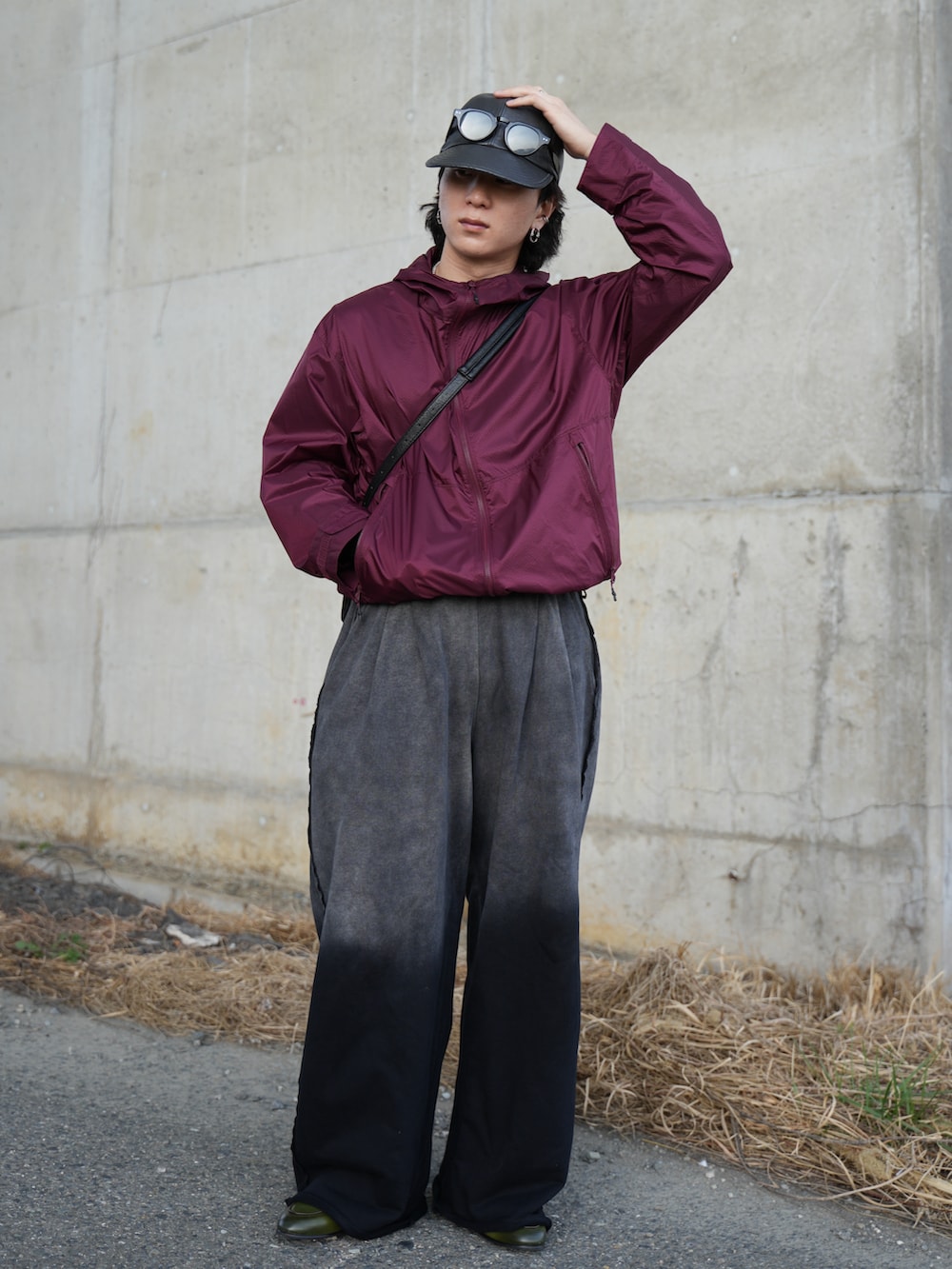 ブラック系のスウェットパンツ、ブラック系のショルダーバッグ、グリーン系のローファーを着用したメンズの春コーディネートの4枚目の写真