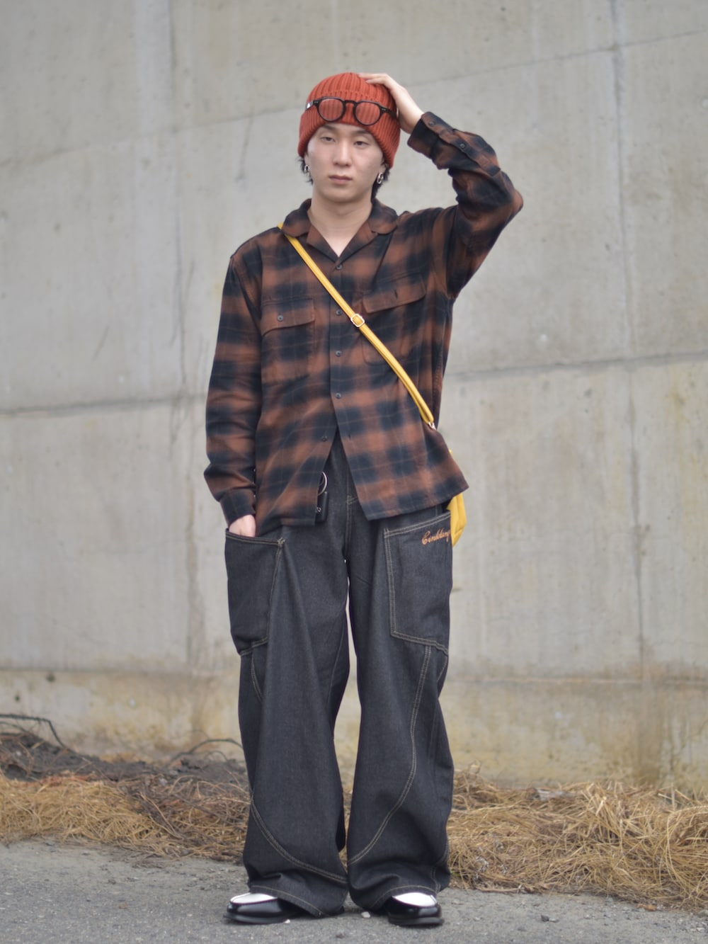 ブラック系のローファー、ブラウン系のシャツ/ブラウス、ブラック系のデニムパンツを着用したメンズの秋コーディネートの3枚目の写真