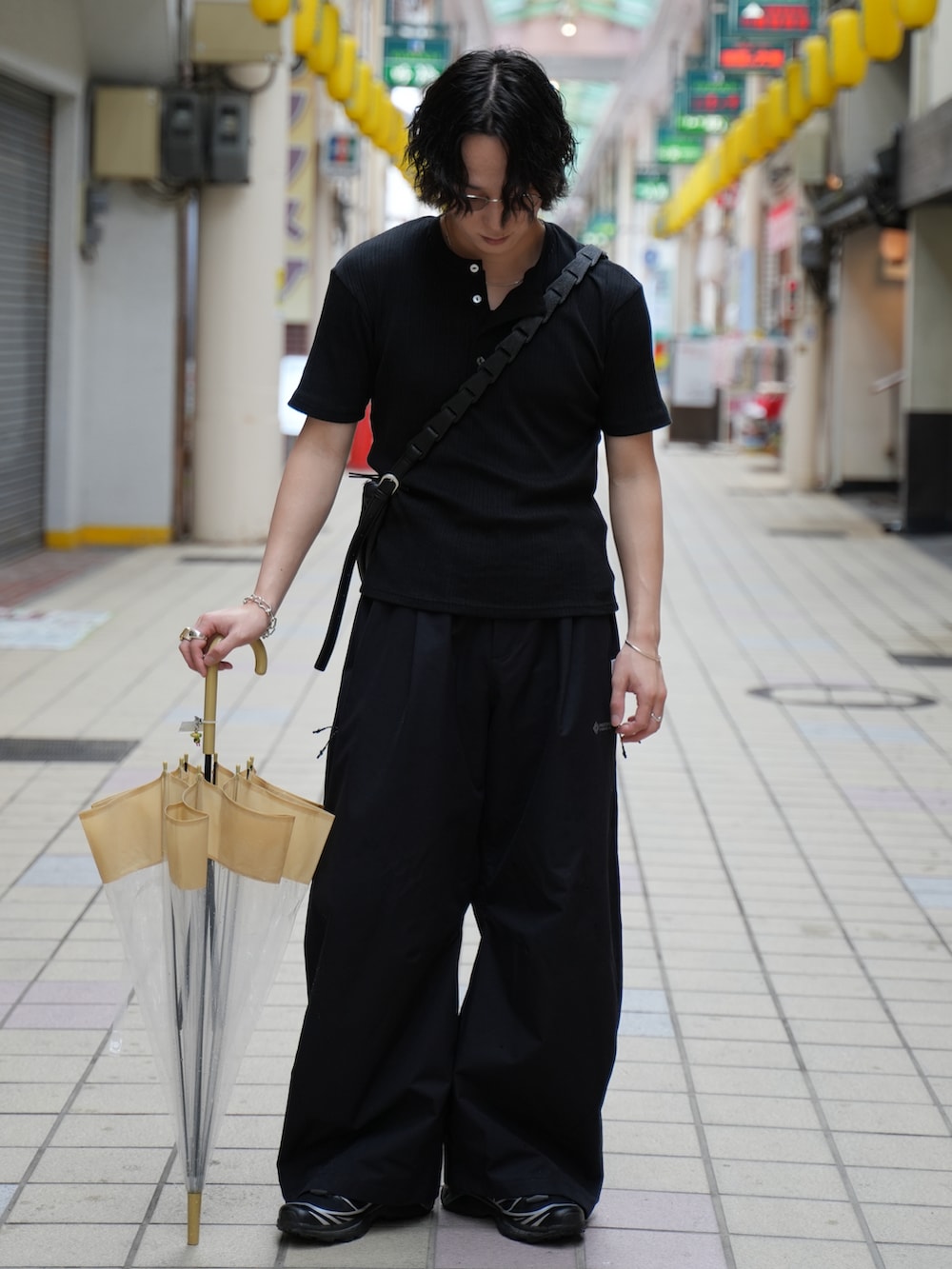 ブラック系のTシャツ/カットソー、ブラック系のタンクトップ、ブラック系のショルダーバッグを着用したメンズの夏コーディネートの5枚目の写真