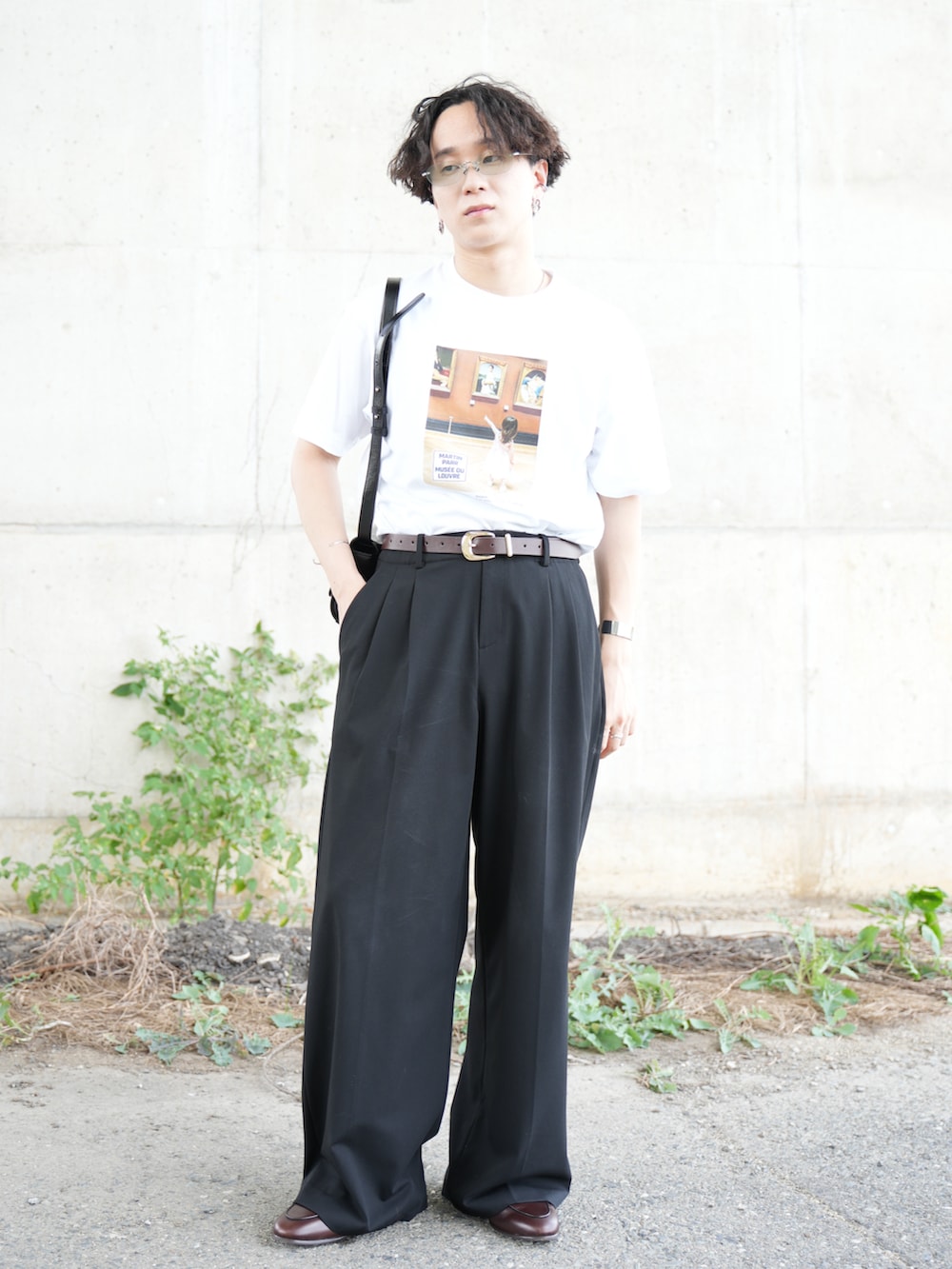 ブラウン系のローファー、ブラック系のショルダーバッグ、ホワイト系のTシャツ/カットソーを着用したメンズの夏コーディネートの3枚目の写真