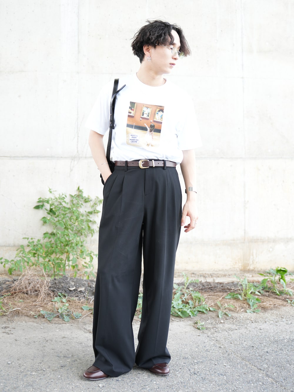 ブラウン系のローファー、ブラック系のショルダーバッグ、ホワイト系のTシャツ/カットソーを着用したメンズの夏コーディネートの2枚目の写真