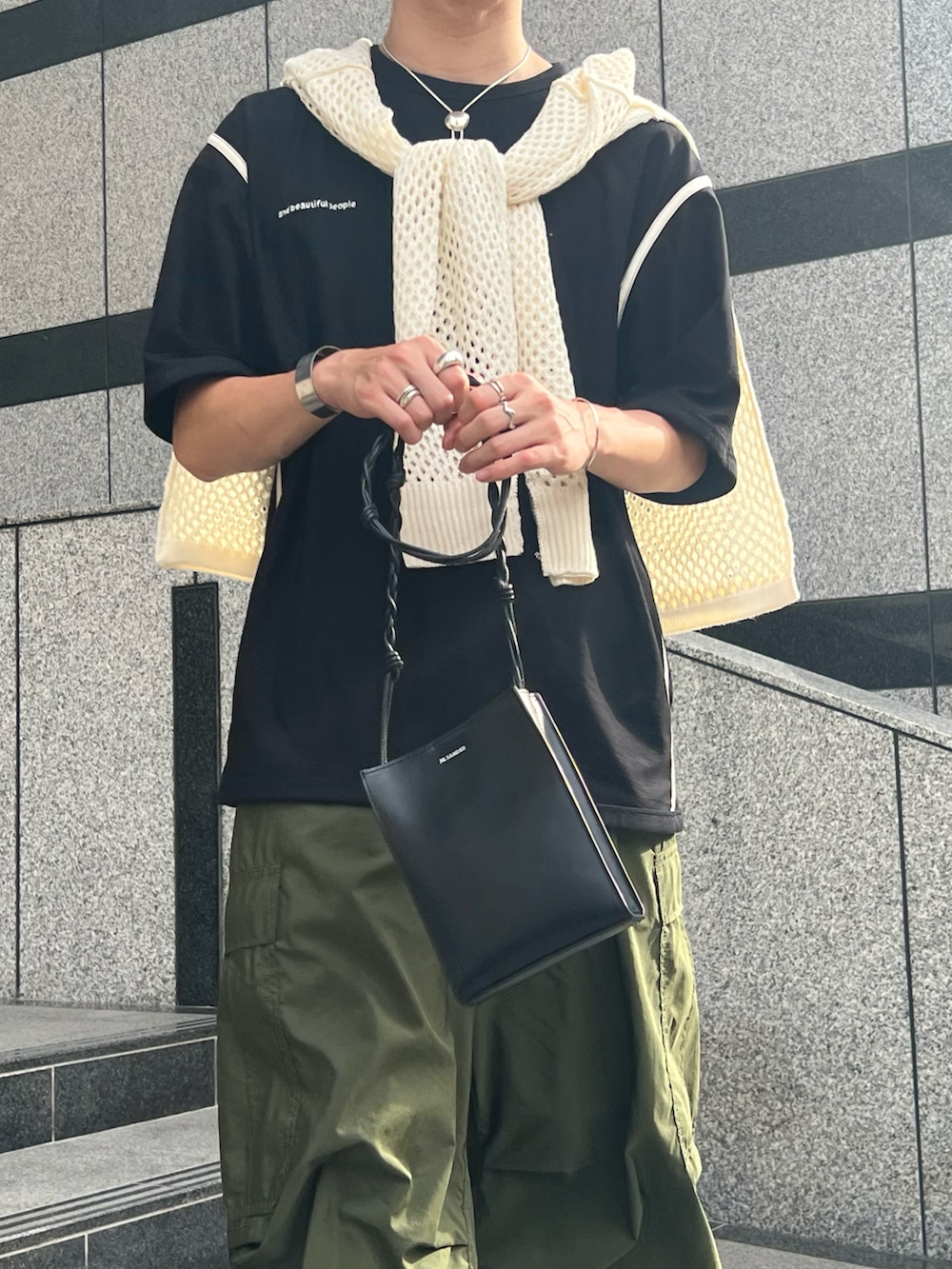 「このスタイルがお気に入り、休日コーデ、肩掛けカーデ、低身長、キャップ、オトナカジュアル、カーゴパンツ、スニーカー、New Balance、大人コーデ、夏コーデ、GUコーデ、夏だ！Tシャツ着よう！、メガネ男子、スクエアバッグ」｜「warmcoastのアイテム（キャップ、ベージュ系）」を使った、熊谷一平さん（骨格ウェーブ・メンズ・165cm）の夏コーディネートの3枚目の写真