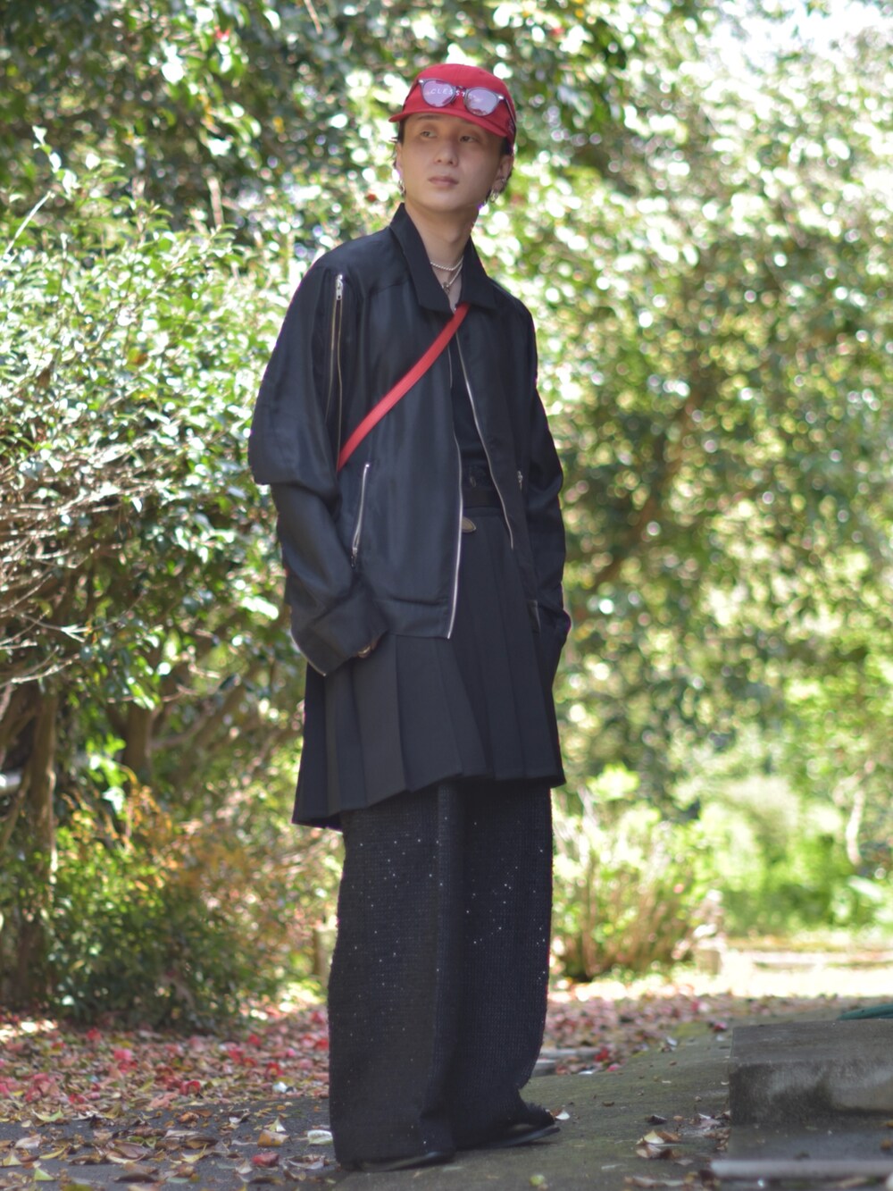 ブラック系のブルゾン、ブラック系のスラックス、ブラック系のスカートを着用したメンズの春コーディネートの3枚目の写真