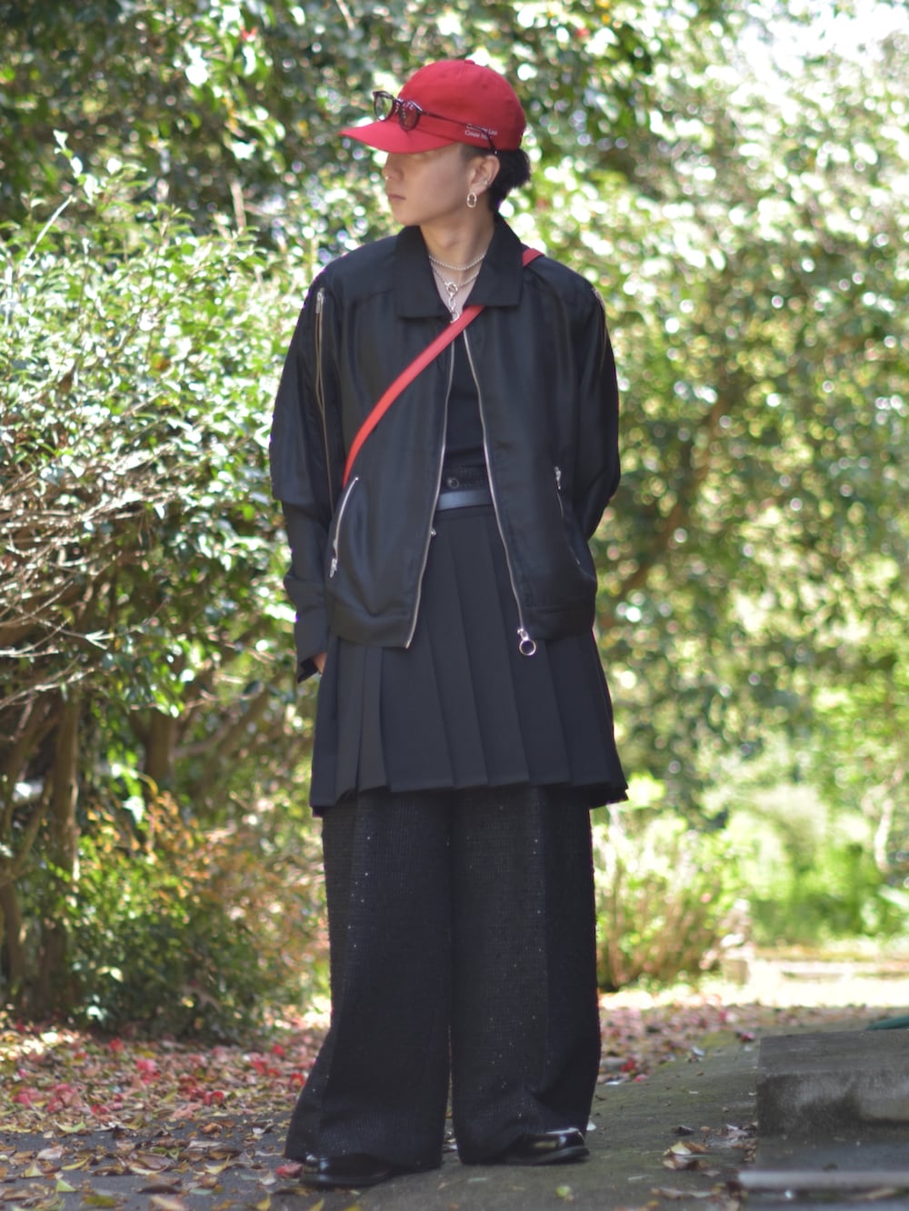 ブラック系のブルゾン、ブラック系のスラックス、ブラック系のスカートを着用したメンズの春コーディネートの2枚目の写真