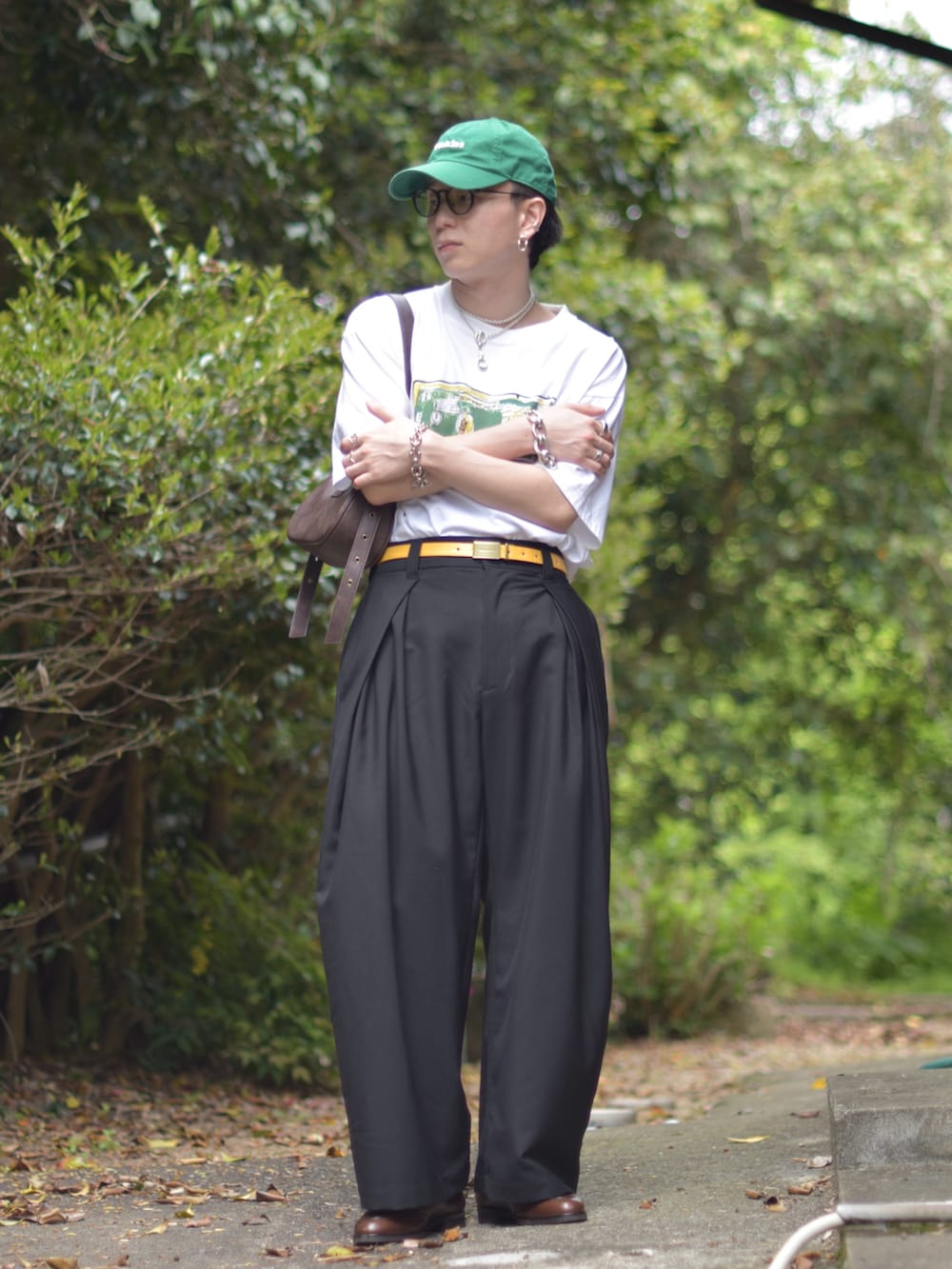 「夏コーデ、Tシャツ、ローファー、タックイン、ワイドパンツ、ショルダーバッグ、きれいめカジュアル、お出かけコーデ、休日スタイル、低身長コーデ、メガネ男子、キャップ、韓国ファッション、シンプルコーデ、古着MIX」｜「UNIQLOのアイテム（Tシャツ/カットソー、ホワイト系）」を使った、熊谷一平さん（骨格ナチュラル・メンズ・165cm）の春コーディネートの2枚目の写真