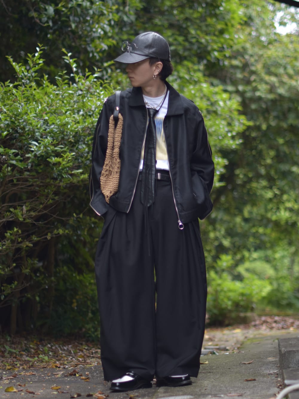 「韓国ファッション、レイヤードスタイル、ワイドパンツ、サングラス、ローファー、Tシャツ、春夏コーデ、お出かけコーデ、きれいめカジュアル、デートコーデ、モード、モードストリート、低身長コーデ、トートバッグ、ネクタイ」|「soerteの2WAY DEFORMATION DRIZZLER JACKET/ディフォーメーションドリズラージャケット(ブルゾン、ブラック系)」を使った、熊谷一平さん(骨格ナチュラル・メンズ・165cm)の春コーディネートの2枚目の写真