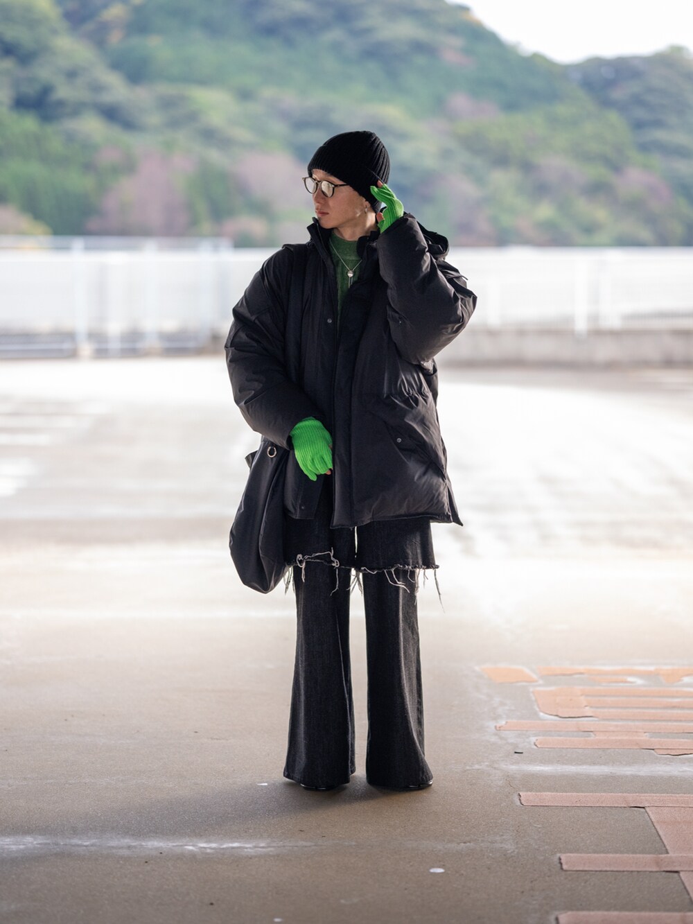 「新星WEARISTAにエントリー、WEARyouthコーデ、マイベストコーデ2023、クリスマスに着たい服、冬コーデ、きれいめカジュアル、ニット帽、デニム、ダウンジャケット、低身長、お出かけコーデ、ニット、レイヤードスタイル、手袋、大人カジュアル」|「UNIQLOのアイテム(ニットキャップ/ビーニー、ブラック系)」を使った、熊谷一平さん(骨格ウェーブ・メンズ・165cm)の冬コーディネートの3枚目の写真