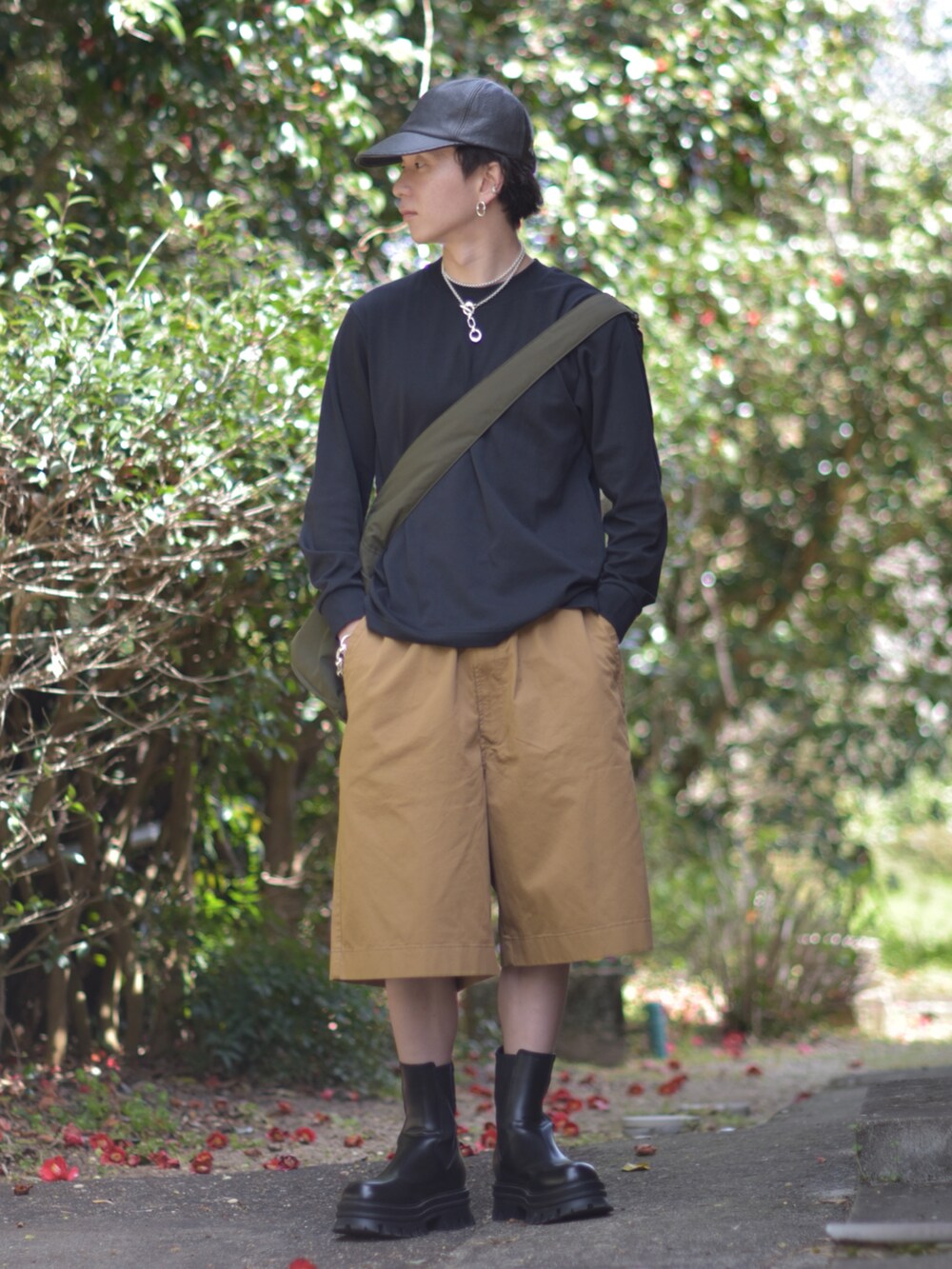 「ロンT、ハーフパンツ、キャップ、ショルダーバッグ、ブーツ、デートコーデ、お出かけコーデ、休日スタイル、春コーデ、低身長、大人カジュアル、シンプルコーデ、春夏コーデ、プチプラ、アウトドアスタイル」｜「La Maison de Lyllisのアイテム（キャップ、ブラック系）」を使った、熊谷一平さん（骨格ナチュラル・メンズ・165cm）の春コーディネートの3枚目の写真