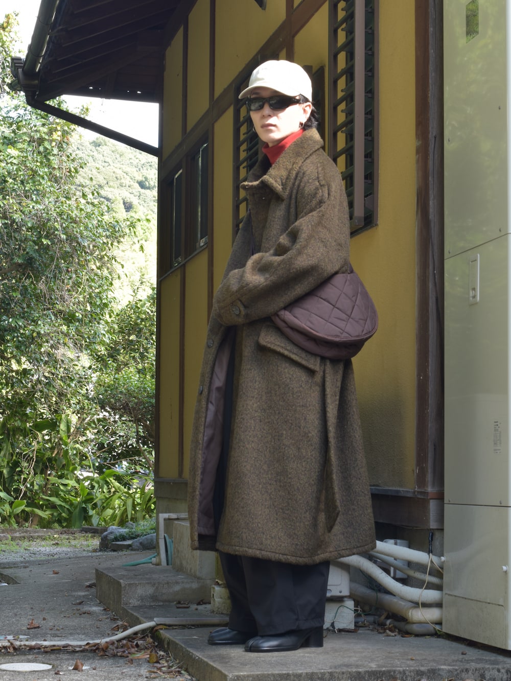 「カーゴパンツ、ブラウン、ショルダーバッグ、レザー、タートルネック、ブーツ、低身長、お出かけコーデ、キャップ、ロングコート、冬コーデ、冬アウター、モード、韓国ファッション、プチプラ」｜「soerteのWOOL BLEND SHAGGY OVER COAT/ウールブレンドシャギーオーバーコート（ステンカラーコート、ブラウン系）」を使った、熊谷一平さん（骨格ウェーブ・メンズ・165cm）の秋コーディネートの3枚目の写真