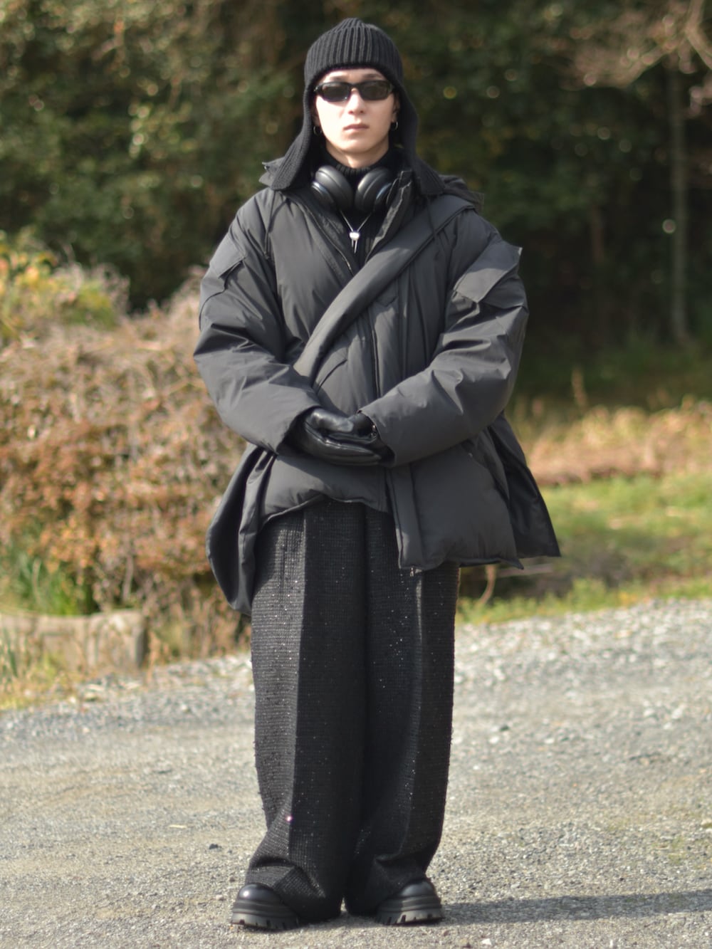 ブラック系のダウンジャケット/コート、ブラック系のスラックス、ブラック系のブーツを着用したメンズの冬コーディネートの4枚目の写真