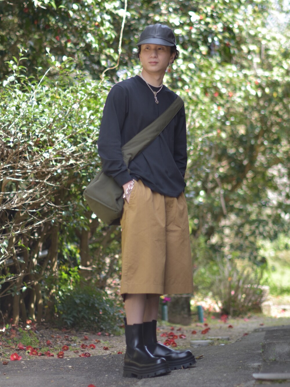 「ロンT、ハーフパンツ、キャップ、ショルダーバッグ、ブーツ、デートコーデ、お出かけコーデ、休日スタイル、春コーデ、低身長、大人カジュアル、シンプルコーデ、春夏コーデ、プチプラ、アウトドアスタイル」｜「La Maison de Lyllisのアイテム（キャップ、ブラック系）」を使った、熊谷一平さん（骨格ナチュラル・メンズ・165cm）の春コーディネートの4枚目の写真