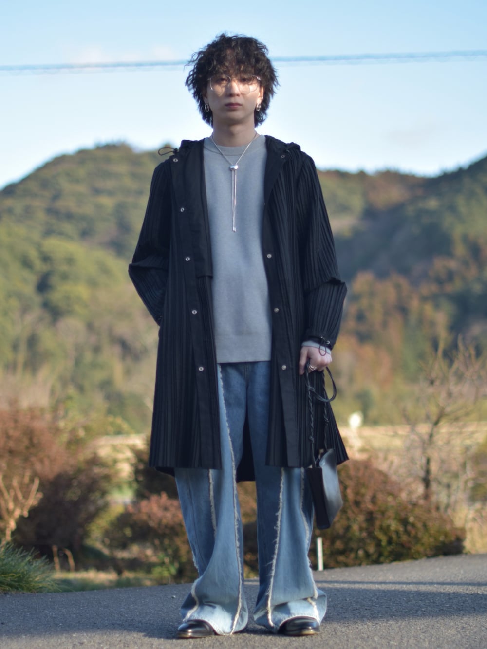 「ロングコート、きれいめカジュアル、デートコーデ、低身長、デニム、ニット、ショルダーバッグ、プリーツ、古着MIX、韓国ファッション、レイヤードスタイル、ワイドパンツ、メガネ男子、春色、休日スタイル」｜「UNIQLOのアイテム（ニット/セーター、グレー系）」を使った、熊谷一平さん（骨格ナチュラル・メンズ・165cm）の冬コーディネートの5枚目の写真