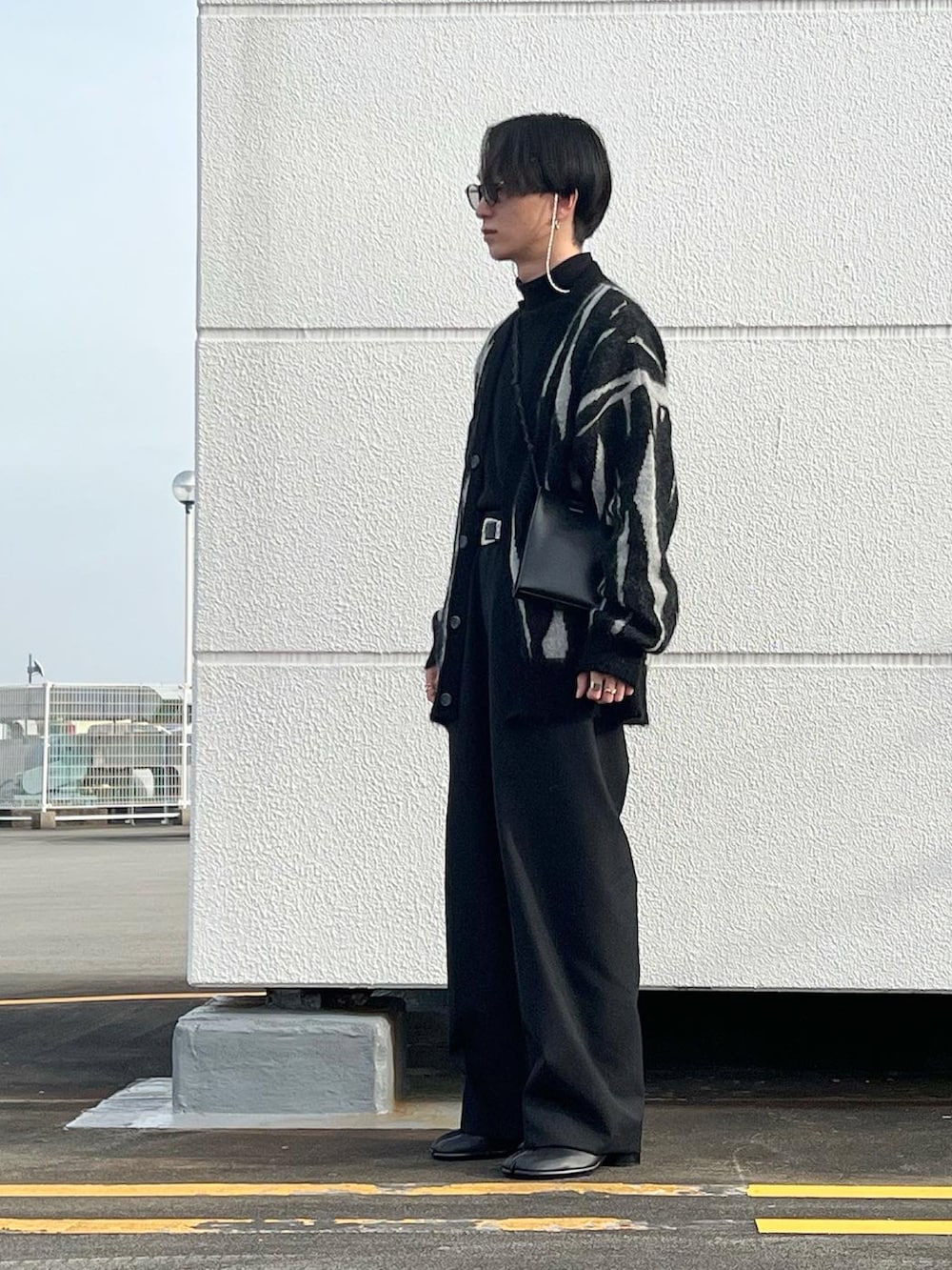 「未来のWEARISTAプロジェクト、いいね、save、フォローお願いします🤑、休日スタイル、モード、大人コーデ、ゼブラ柄、モヘアカーディガン、オールブラック、足袋ブーツ、低身長、タックイン、秋冬コーデ、メガネ男子、シルバーアクセサリー、キレイめ」｜「MAISON SPECIALの《ユニセックスアイテム》ゼブラプライムオーバーモヘヤニットカーディガン【MAISON SPECIAL/メゾンスペシャル】（カーディガン/ボレロ、ブラック系）」を使った、熊谷一平さん（骨格ウェーブ・メンズ・165cm）の冬コーディネートの4枚目の写真
