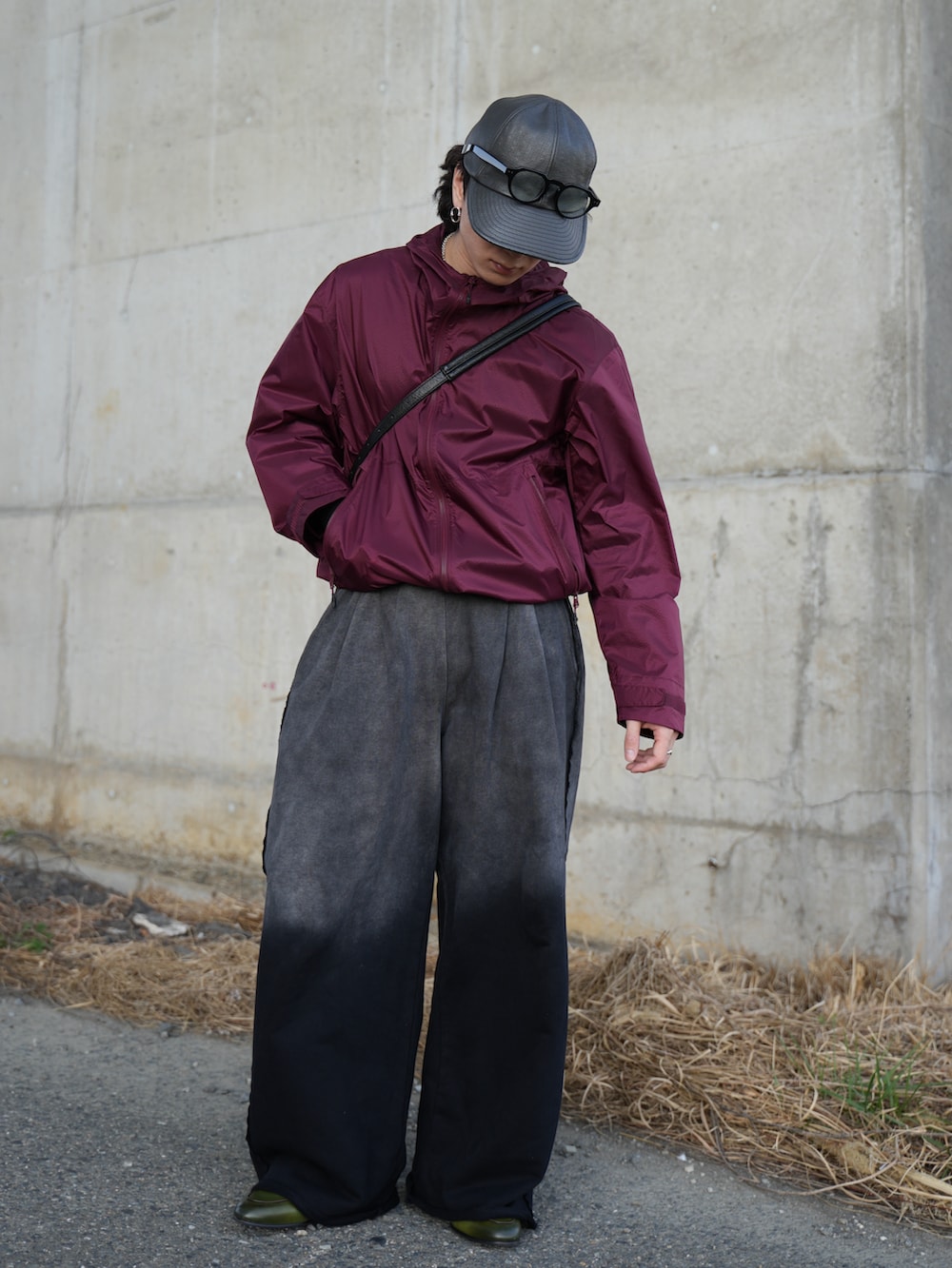 ブラック系のスウェットパンツ、ブラック系のショルダーバッグ、グリーン系のローファーを着用したメンズの春コーディネートの5枚目の写真